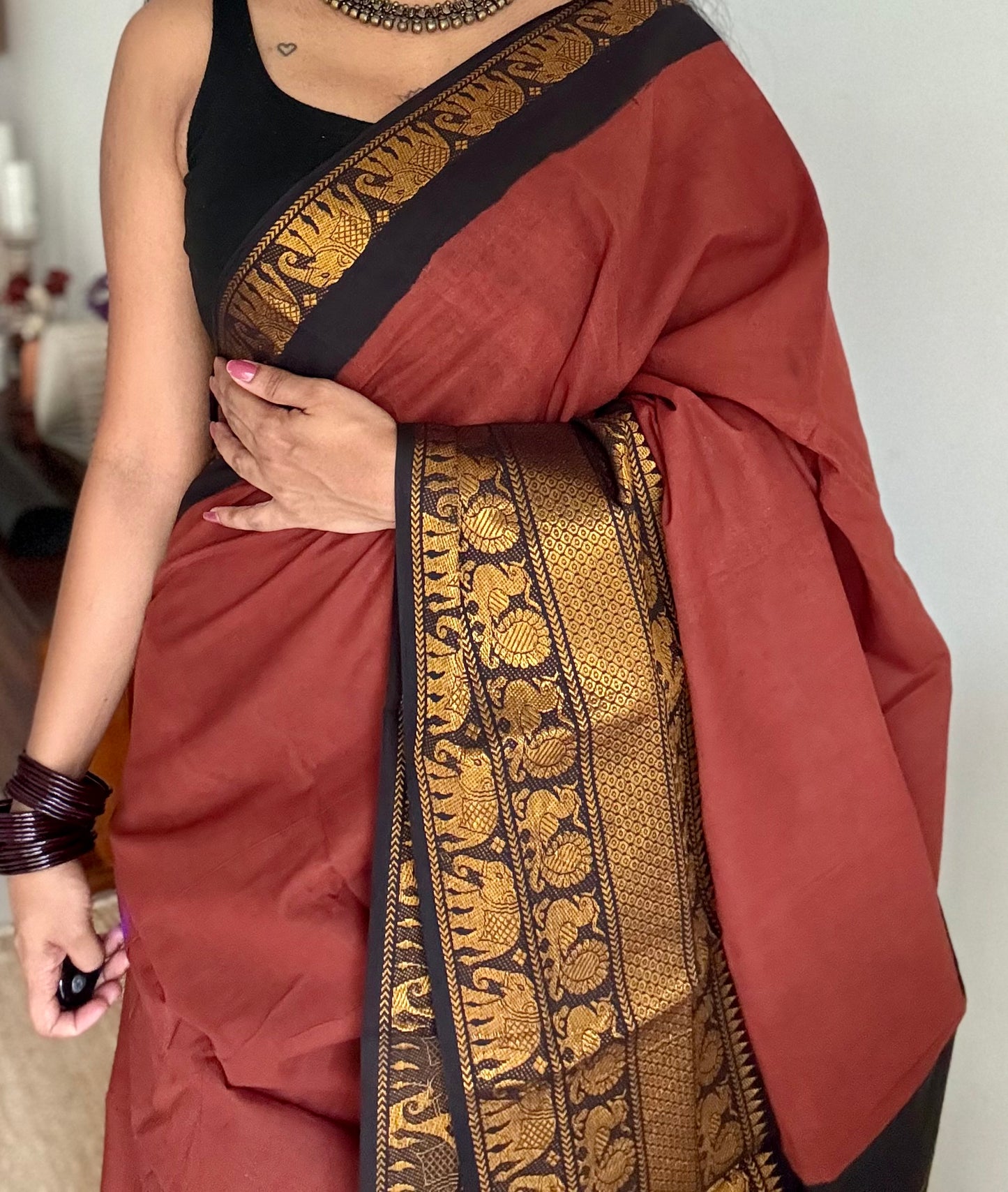 Brown long border sungudi with black contrast, kattuchayam dyed madurai cotton - YCCOTNMSAP129