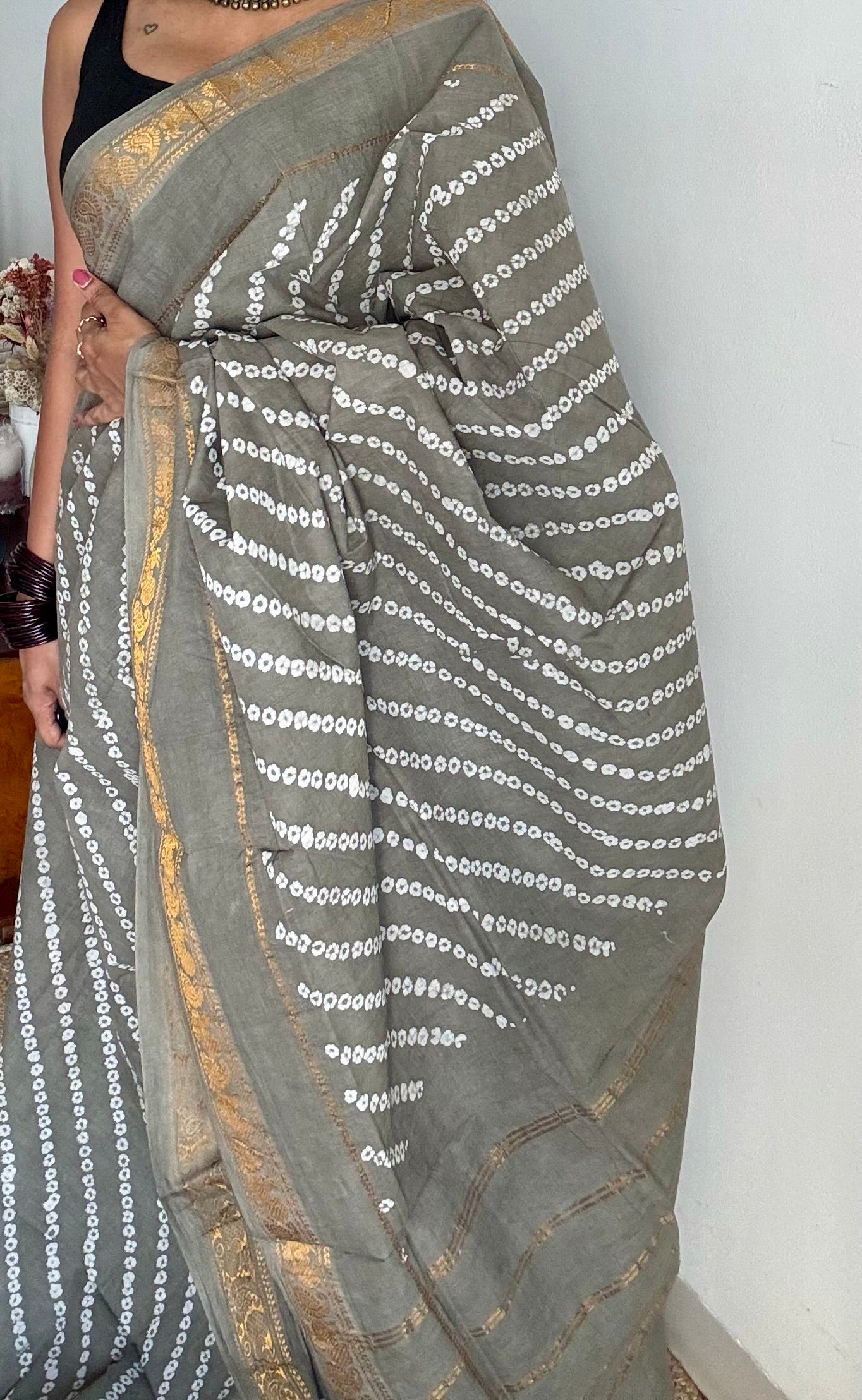 Light grey wax dot printed sungudi, kattuchayam dyed madurai cotton - YCCOTNMSAP157