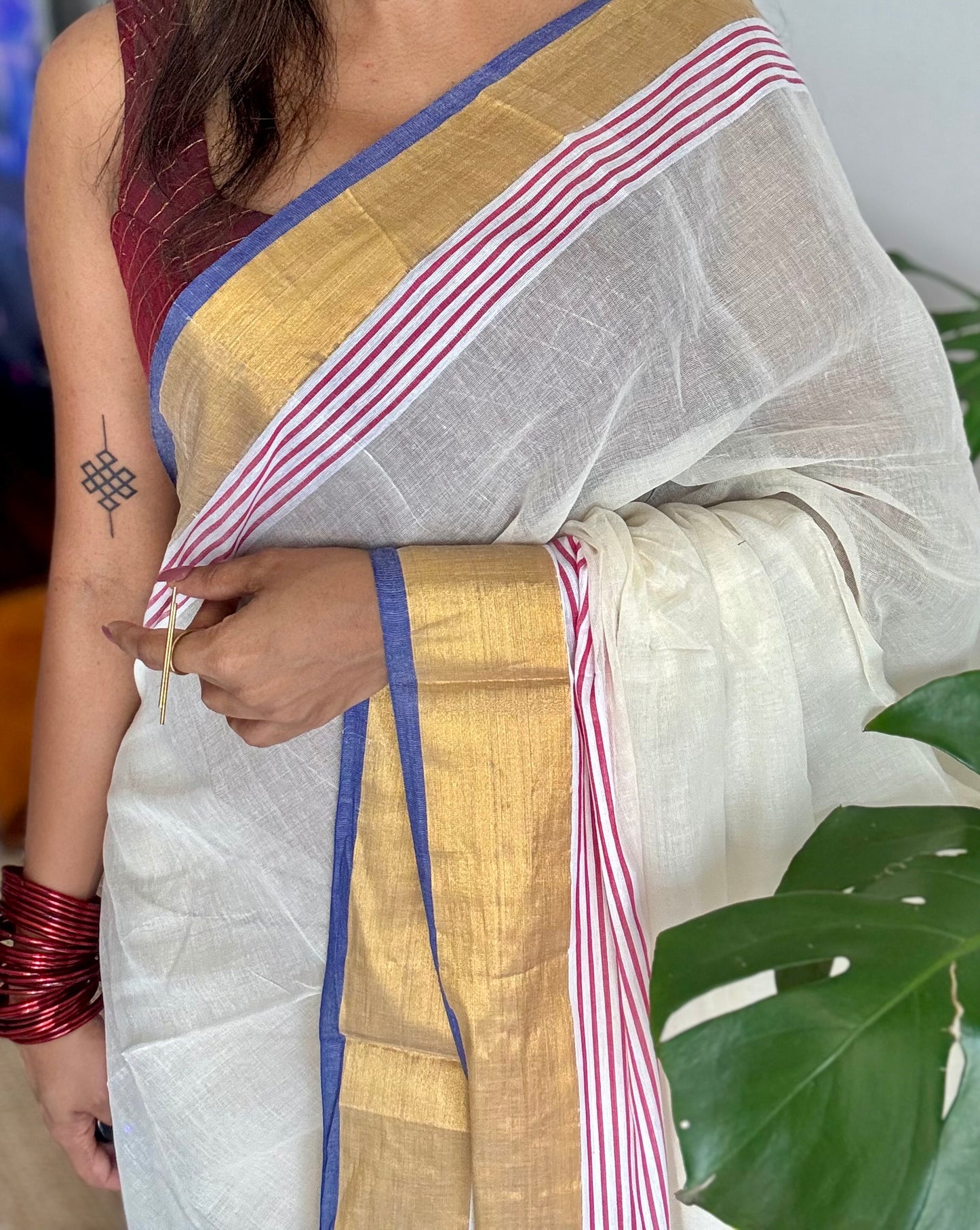 Ivory mul saree, blue and red striped border - YCIEON20