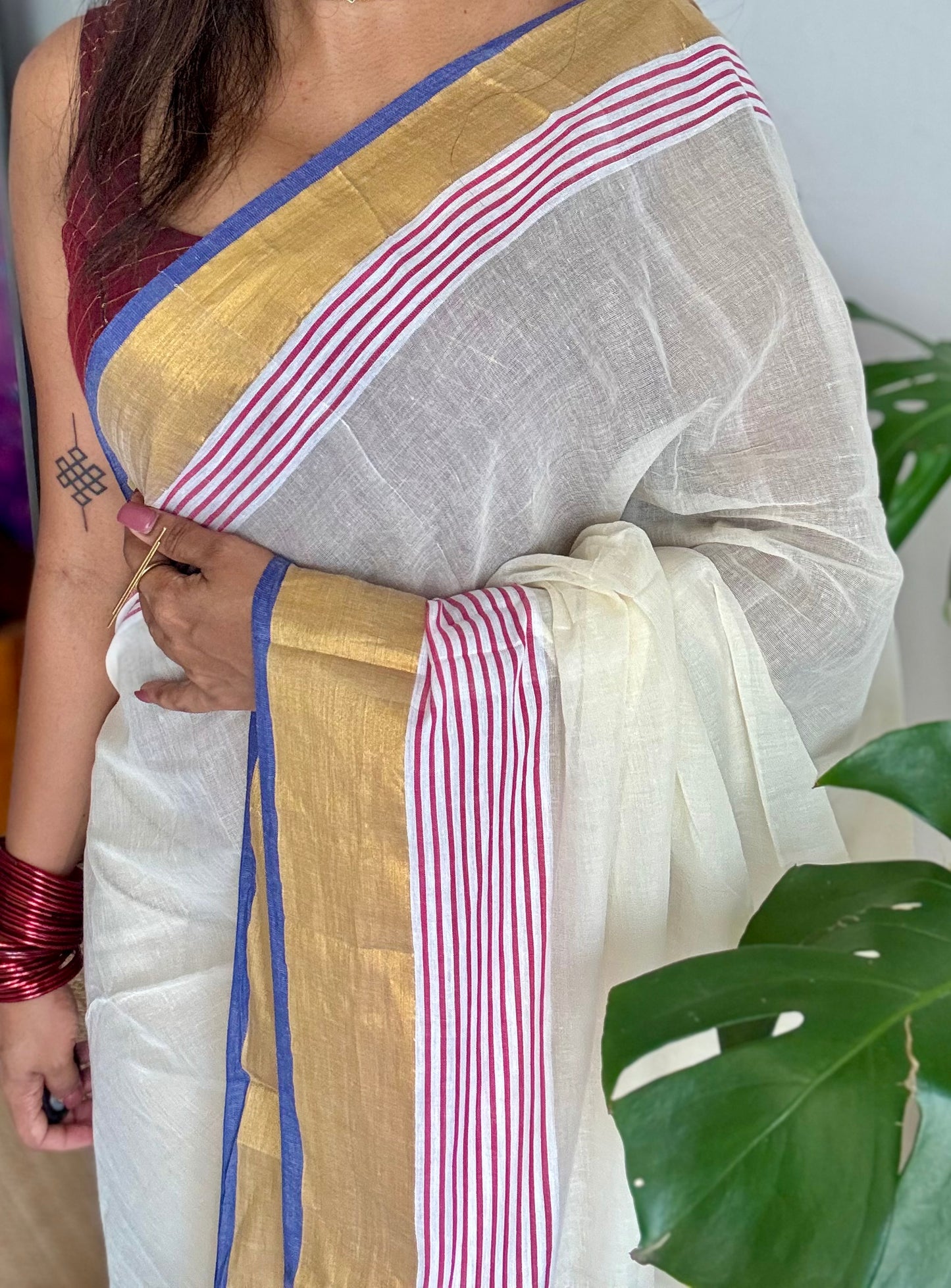 Ivory mul saree, blue and red striped border - YCIEON20