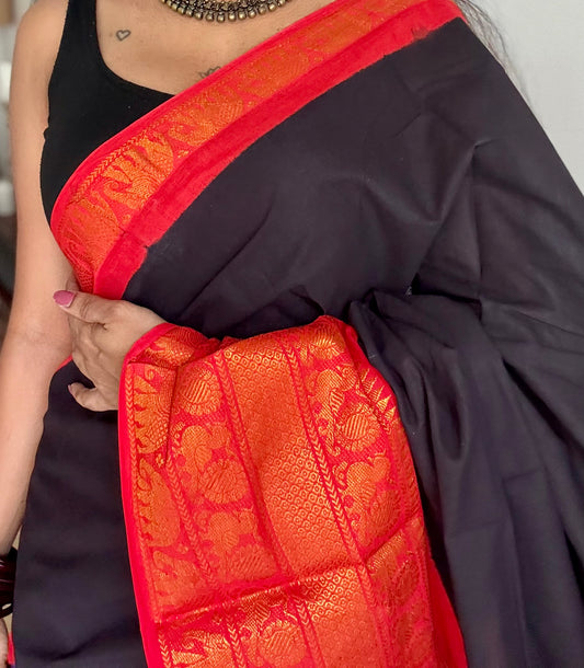 Black long border sungudi saree with chilli red contrast, kattuchayam dyed madurai cotton - YCCOTNMA252