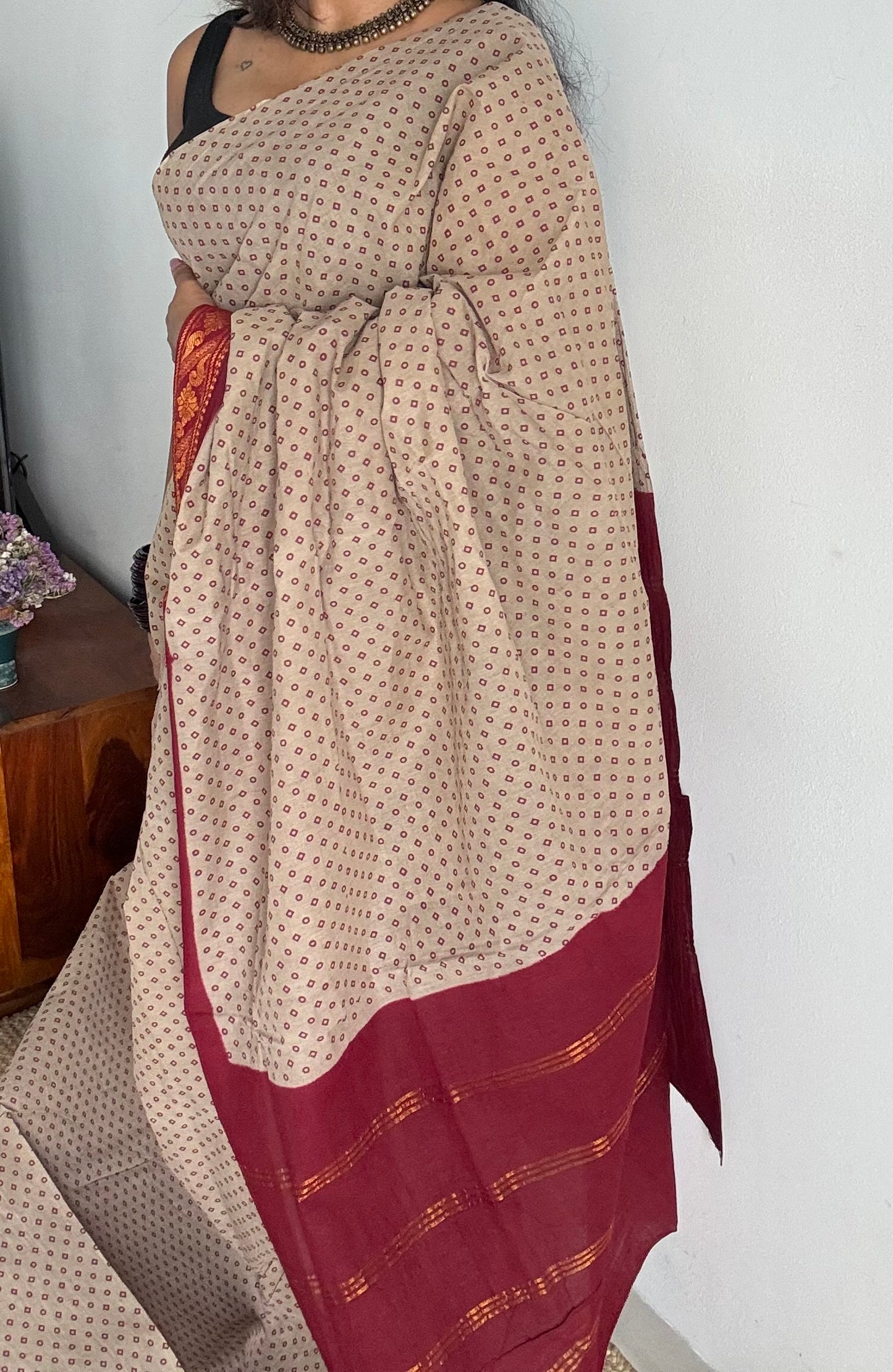 Warm grey with red, kattuchayam dyed madurai sungudi cotton saree - YCCOTNMSFE01