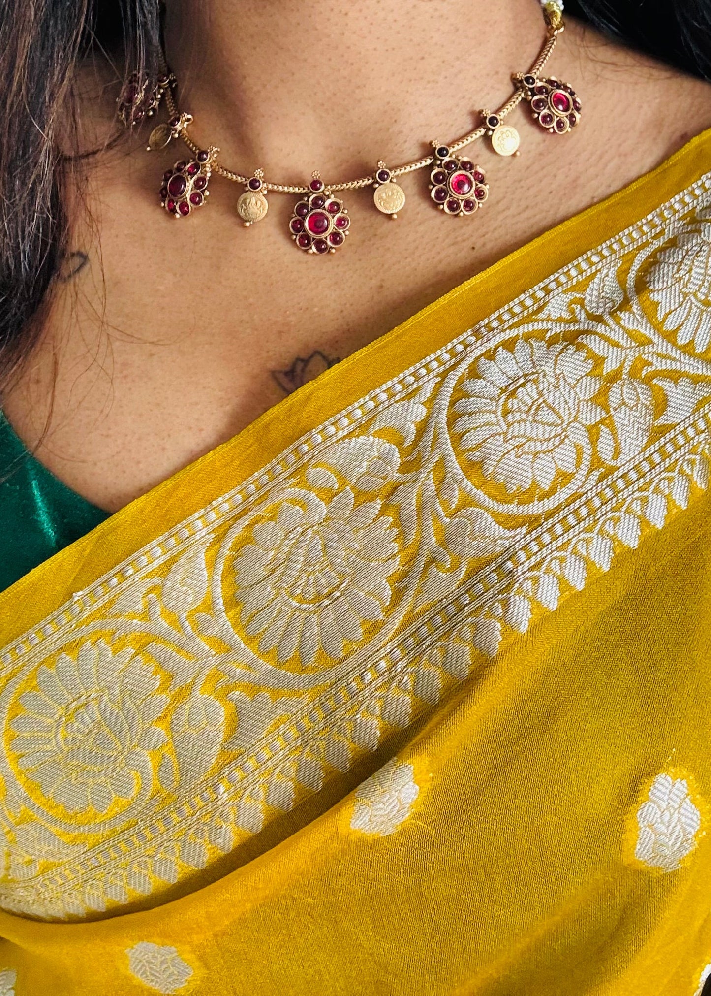 Red kemp and coin pendant neckpiece, with earrings - YCGPNP622