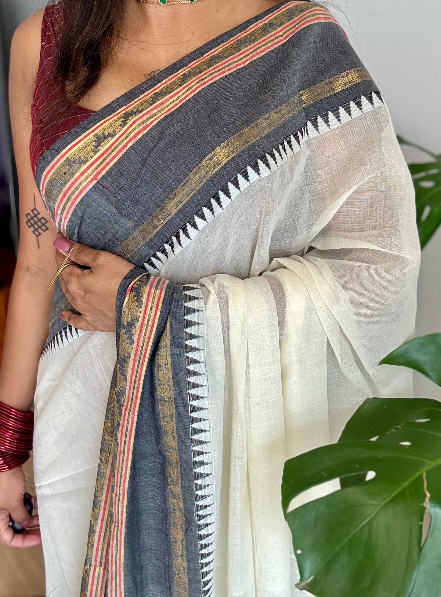 Ivory mul saree, black and gold border - YCIEON19