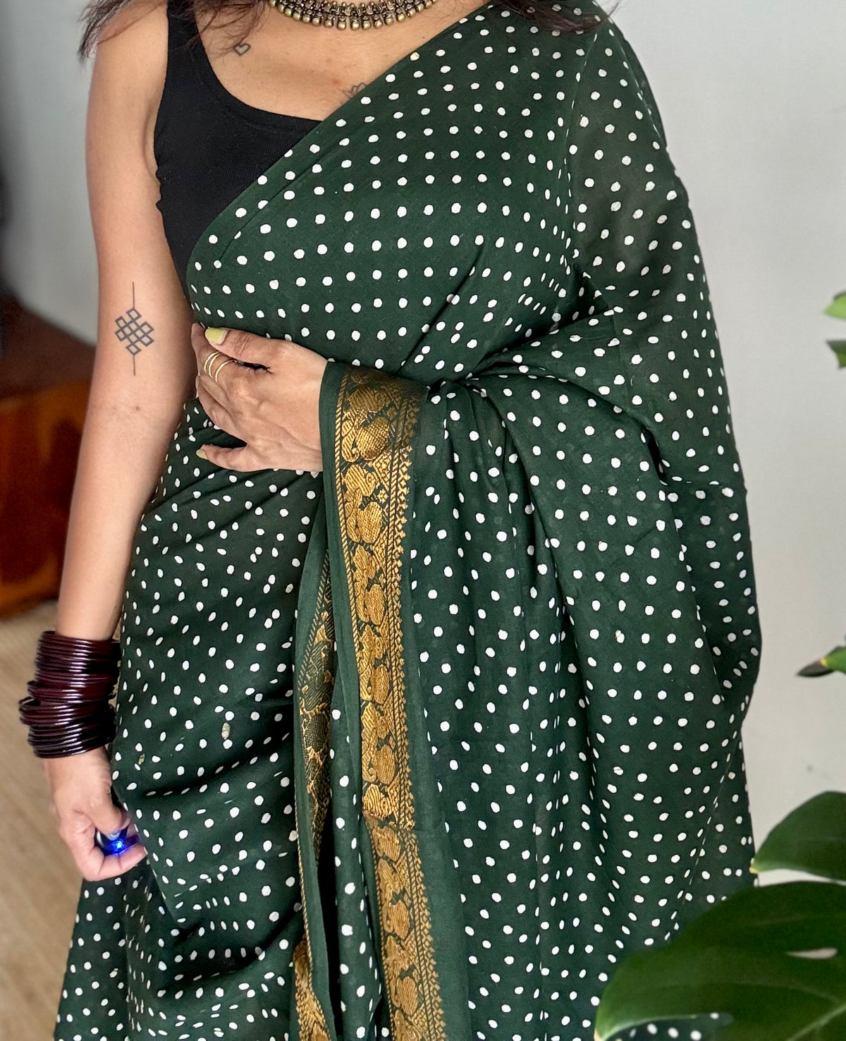 Dark green sungudi dotted, single-side border, kattuchayam dyed madurai cotton saree - YCCOTNMSSE04