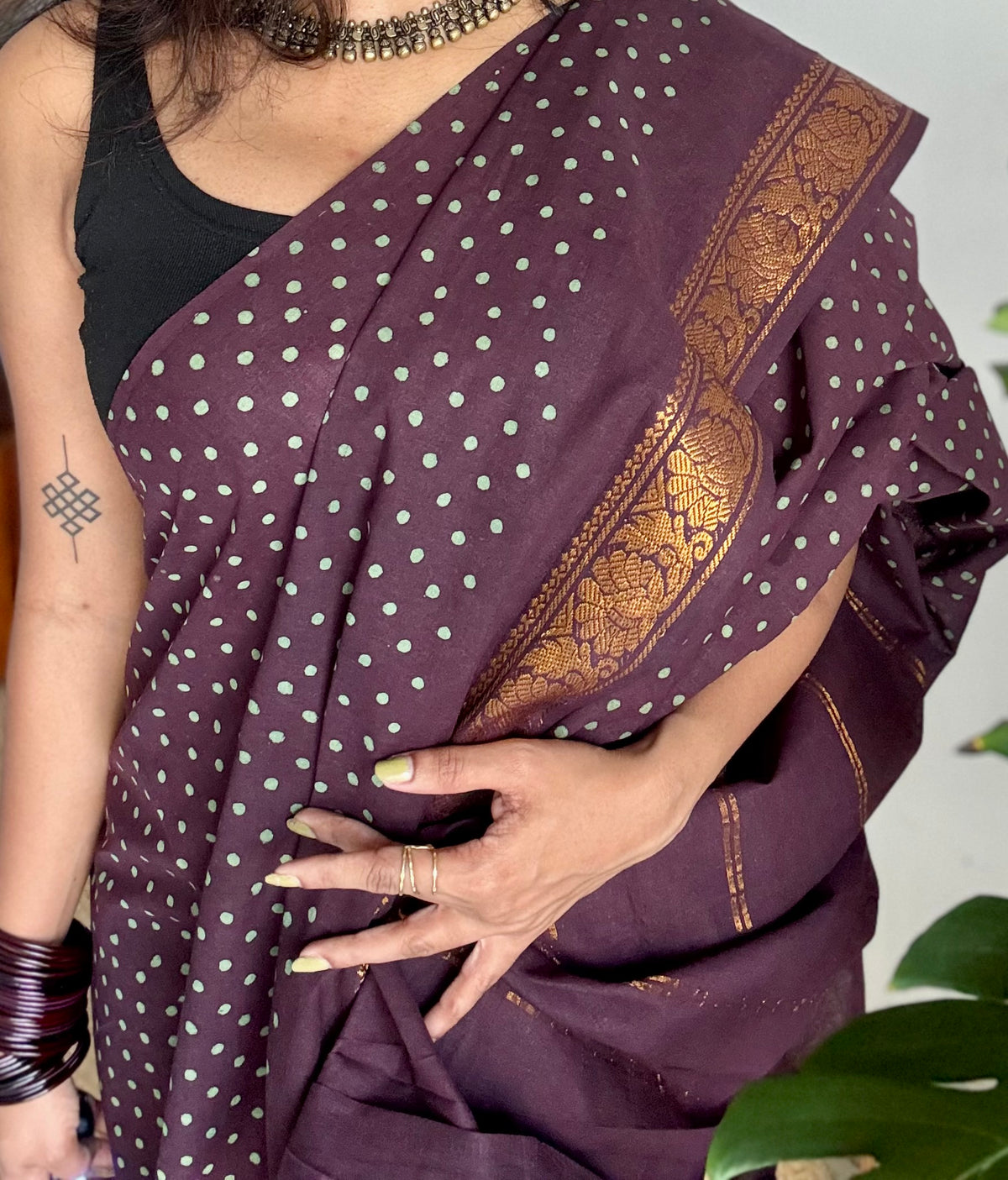 Purple brown sungudi dotted, single-side border, kattuchayam dyed madurai cotton saree - YCCOTNMSSE06