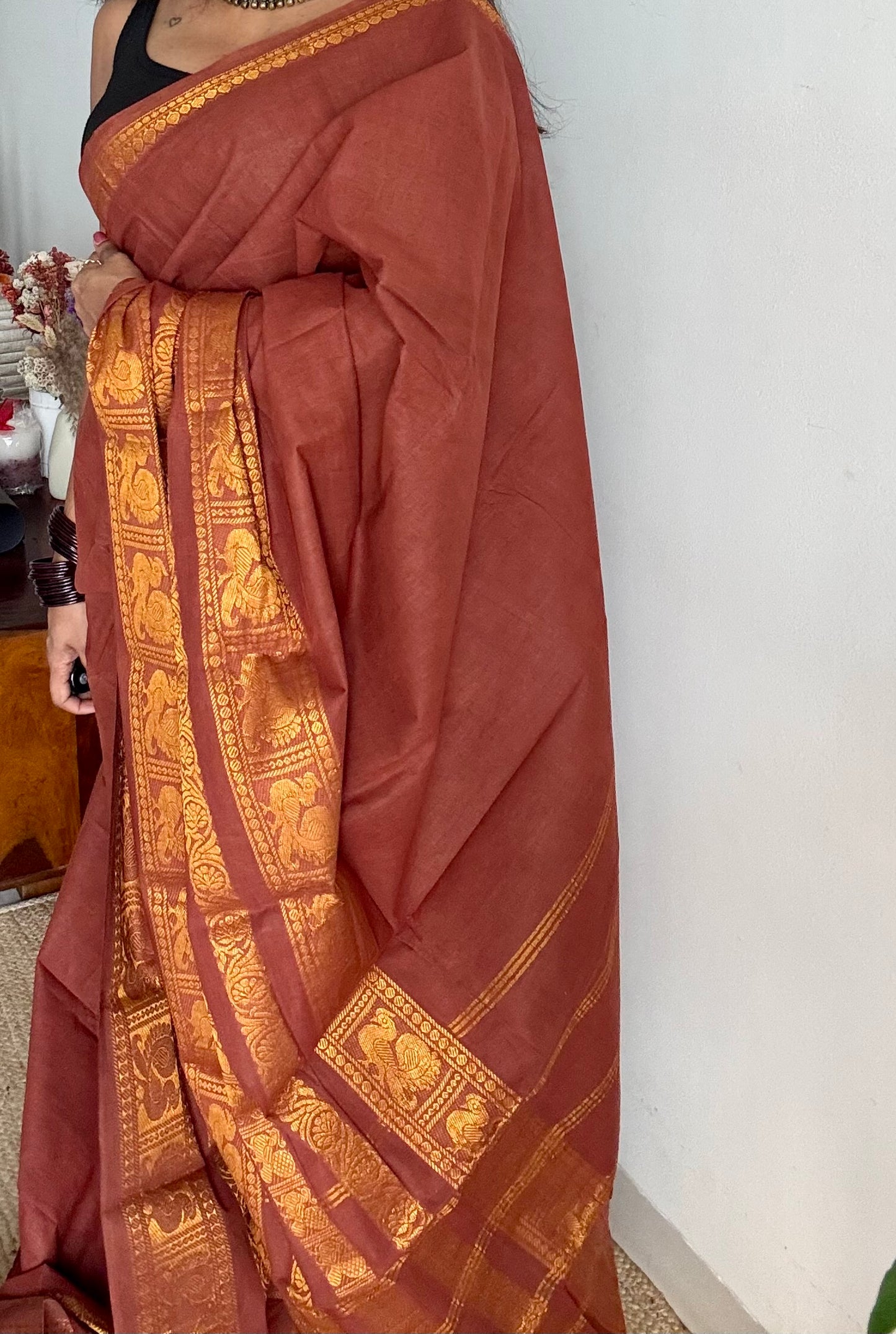 Brown long border sungudi, kattuchayam dyed madurai cotton - YCCOTNMSAP135