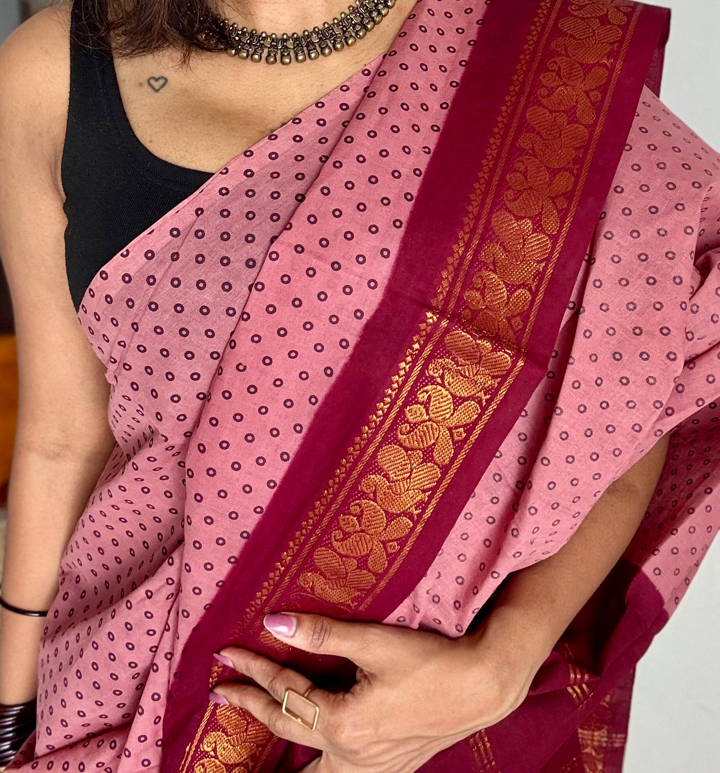 Dusty pink with red, kattuchayam dyed madurai sungudi cotton saree - YCCOTNMSFE04