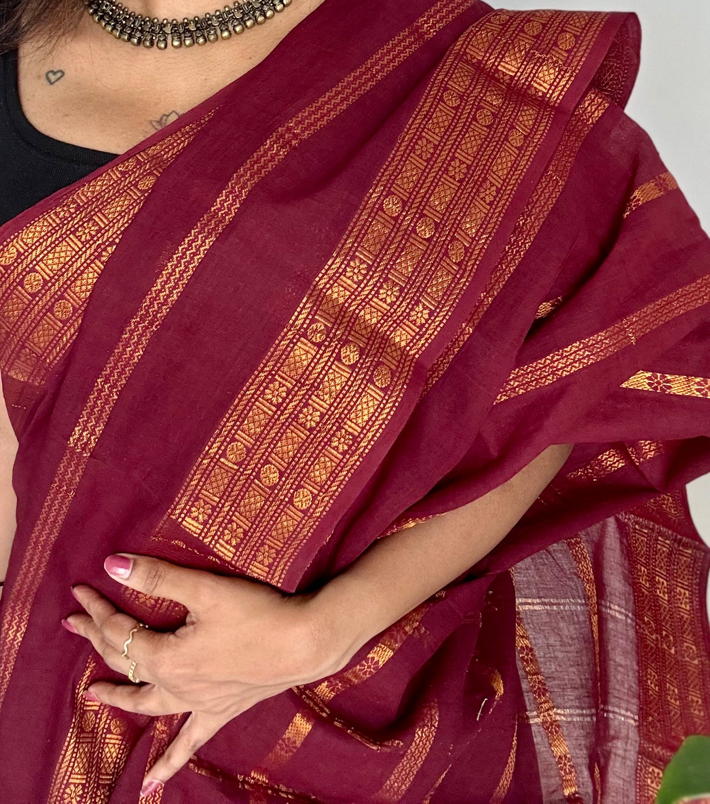 Maroon floral patterned velthaari, kattuchayam dyed madurai cotton saree  - YCCOTNMSAP211