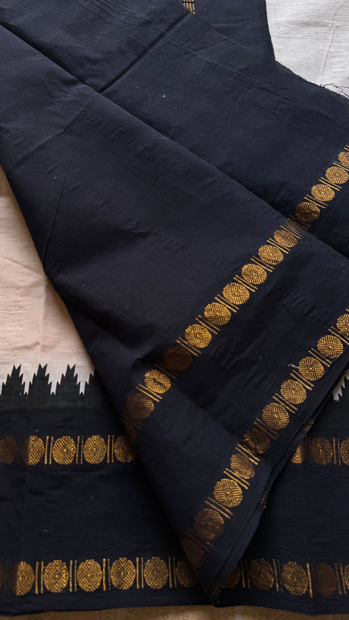 Ivory with black contrast sungudi, kattuchayam dyed madurai cotton - YCIEON98
