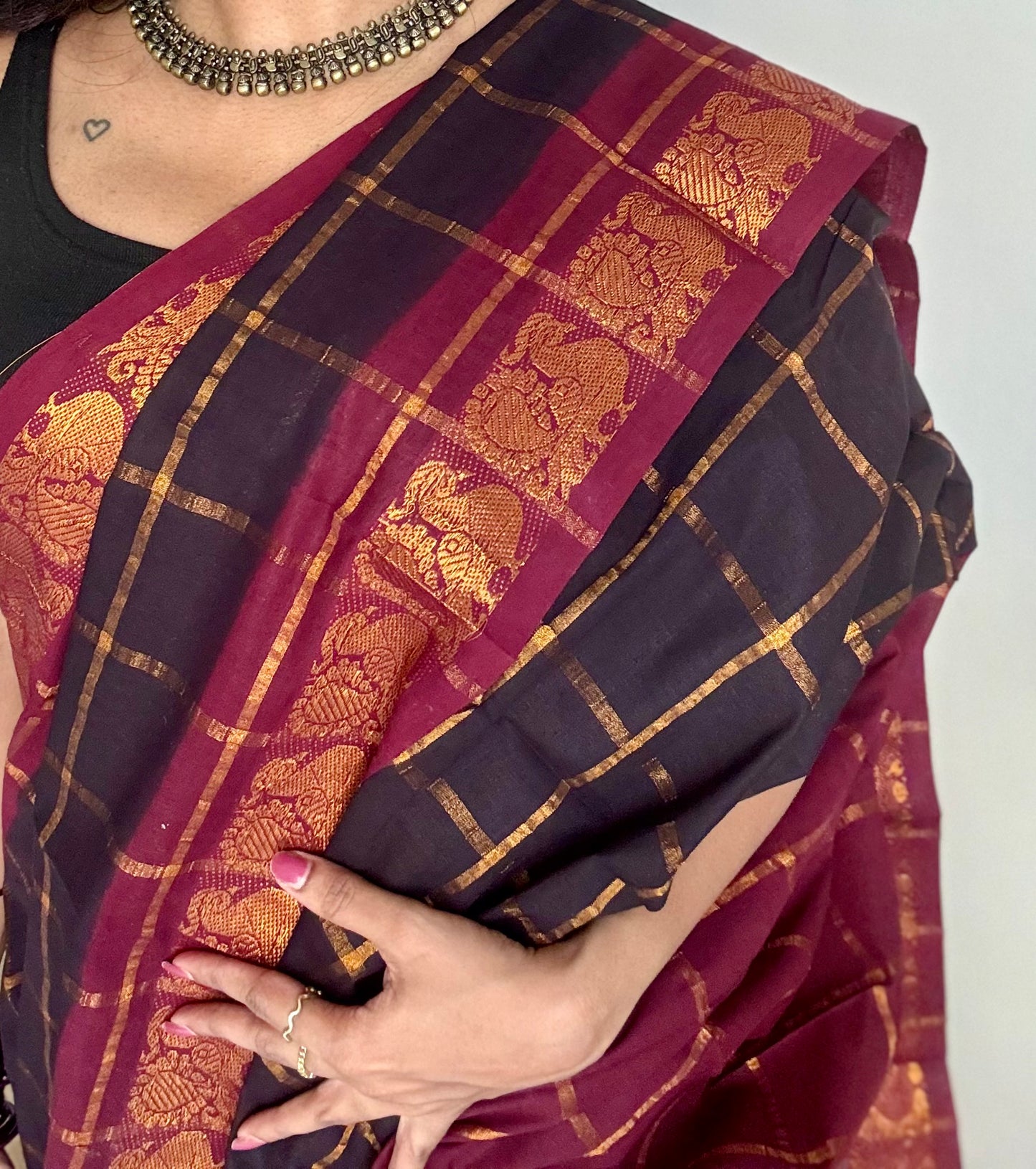 Brownish black with maroon pavithra kattam sungudi, madurai cotton - YCCOTNMSAP144