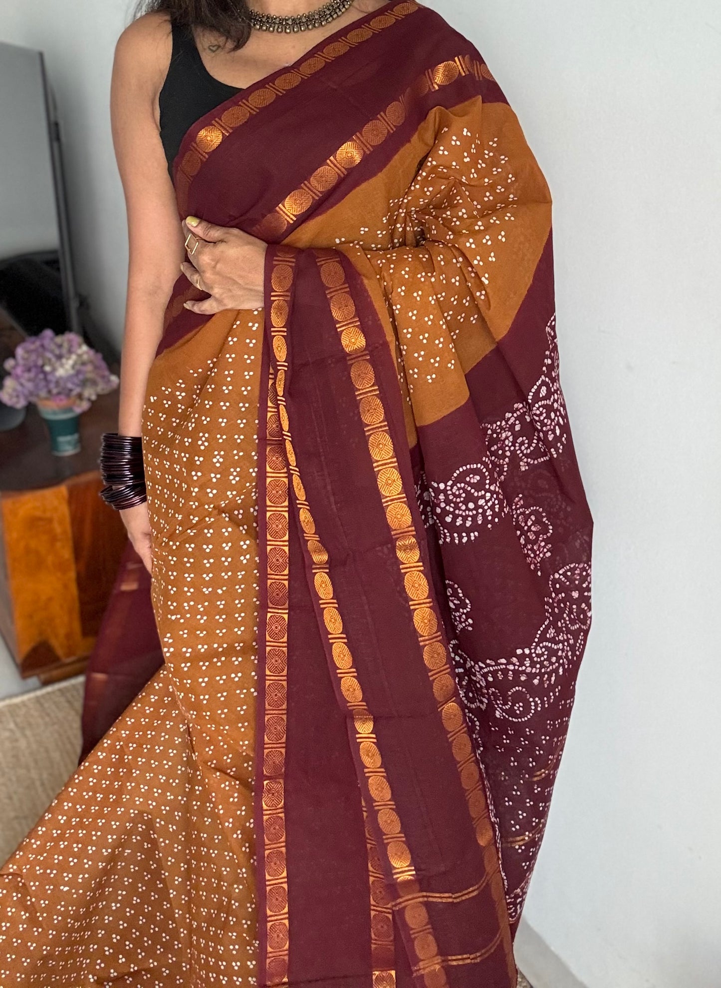 Light brown with maroon contrast border, kattuchayam dyed madurai sungudi cotton saree - YCCOTNMSFE85