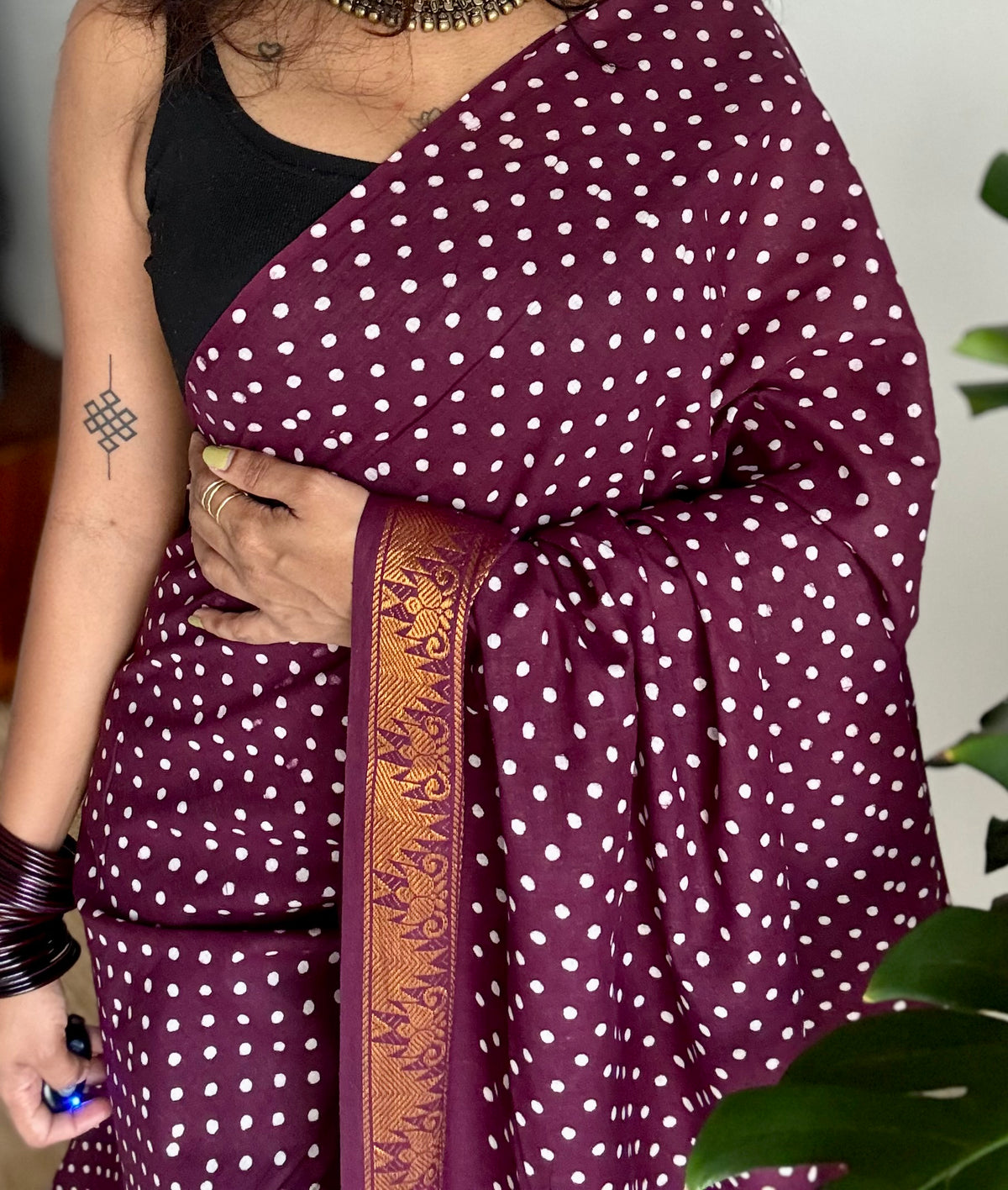 Grape wine sungudi dotted, single-side border, kattuchayam dyed madurai cotton saree - YCCOTNMSSE03