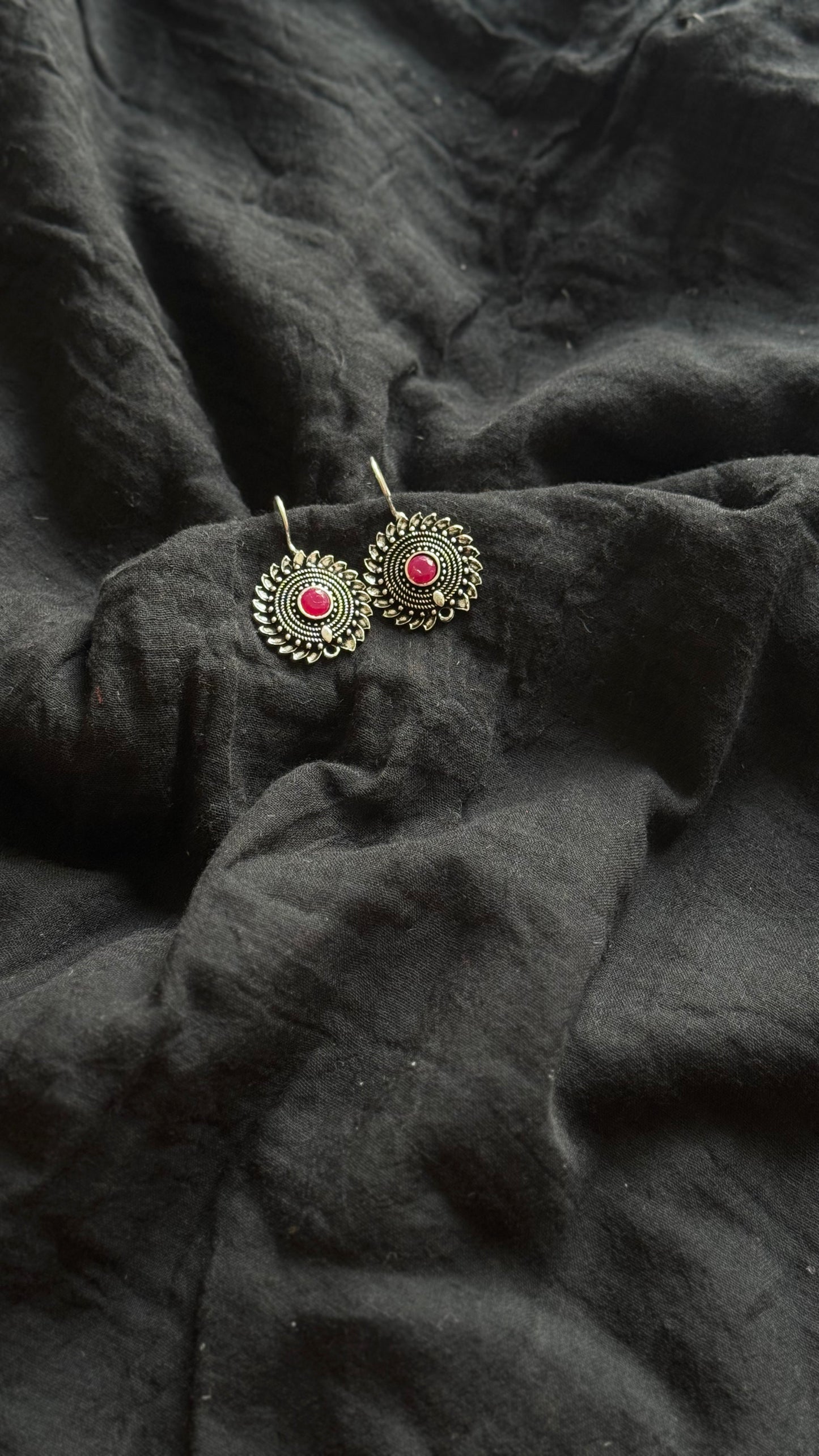 Bugadi clip-on (non pierced), red stone, oxidised silver - YCOSBU715