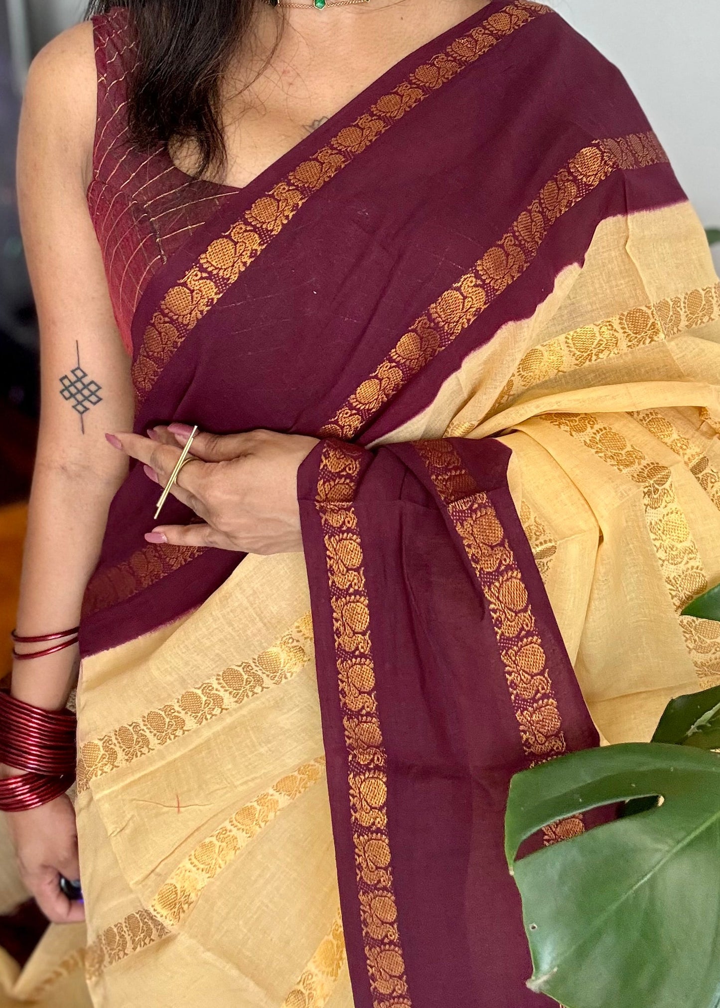 Sandal with maroon contrast, peacock zari striped sungudi, kattuchayam dyed madurai cotton - YCIEON96
