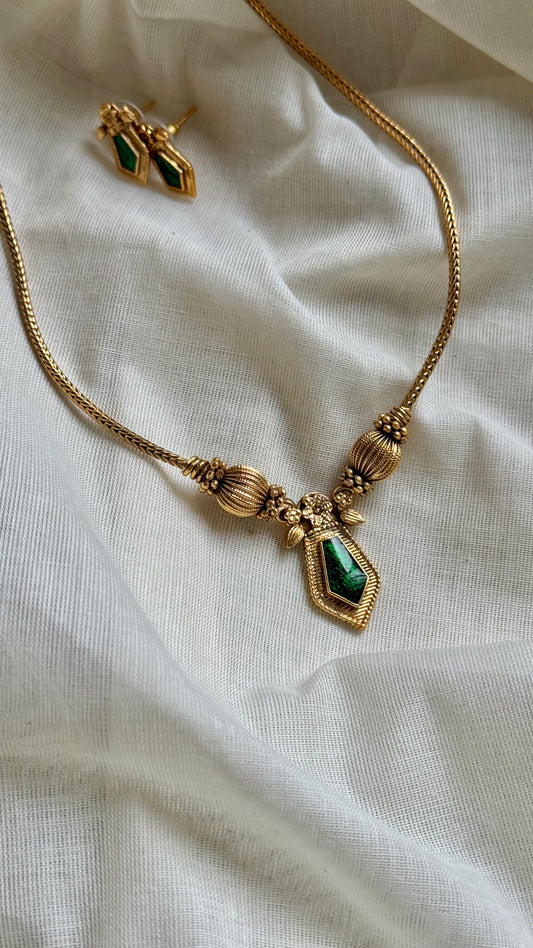 Green pendant, in antique gold chain, with stud earrings - YCAGC126