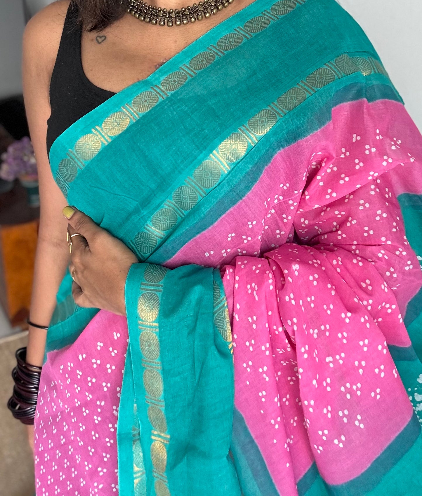 Light pink with blue contrast border, kattuchayam dyed madurai sungudi cotton saree - YCCOTNMSFE82