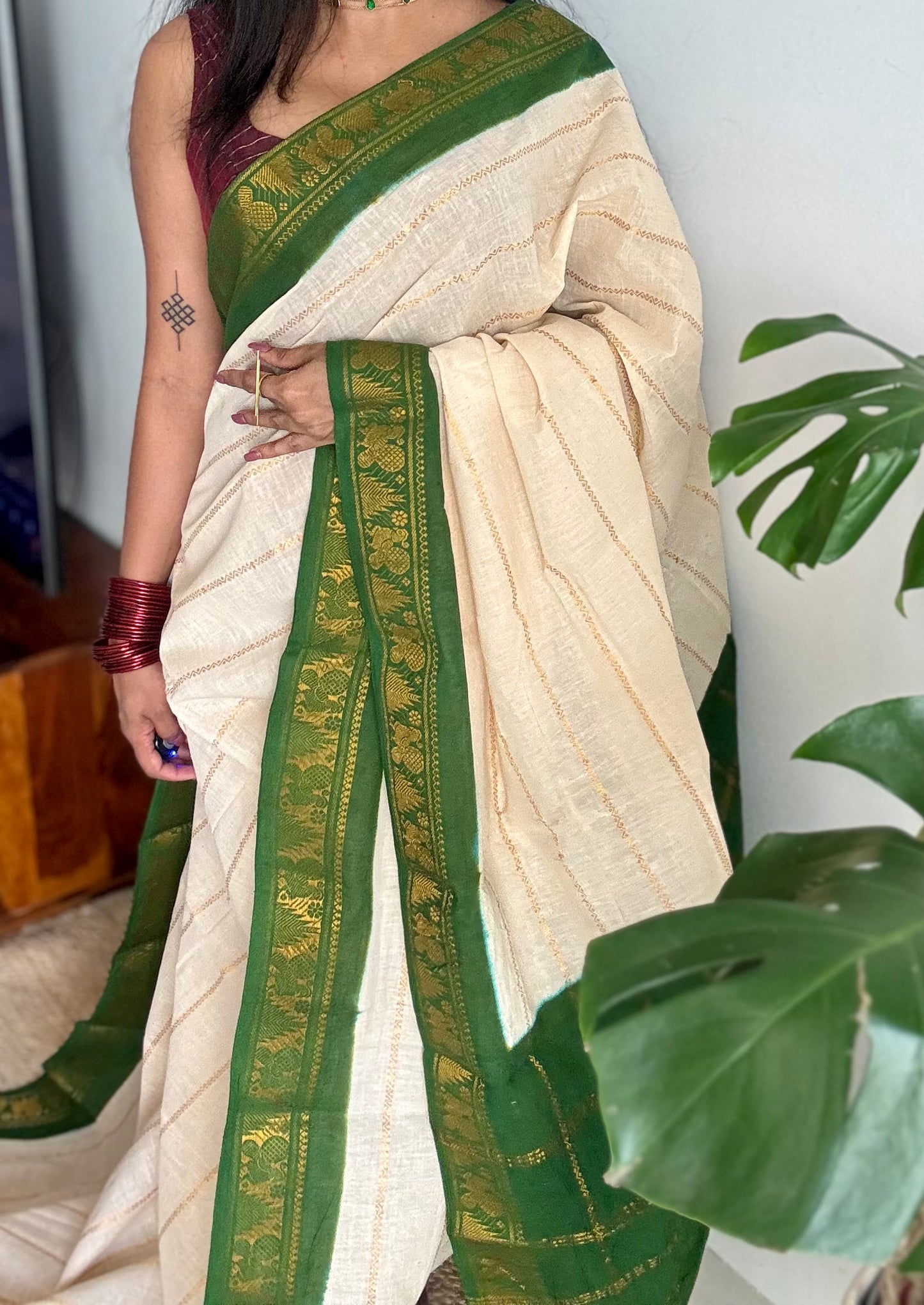 Ivory with green contrast velthaari sungudi, kattuchayam dyed madurai cotton - YCIEON104