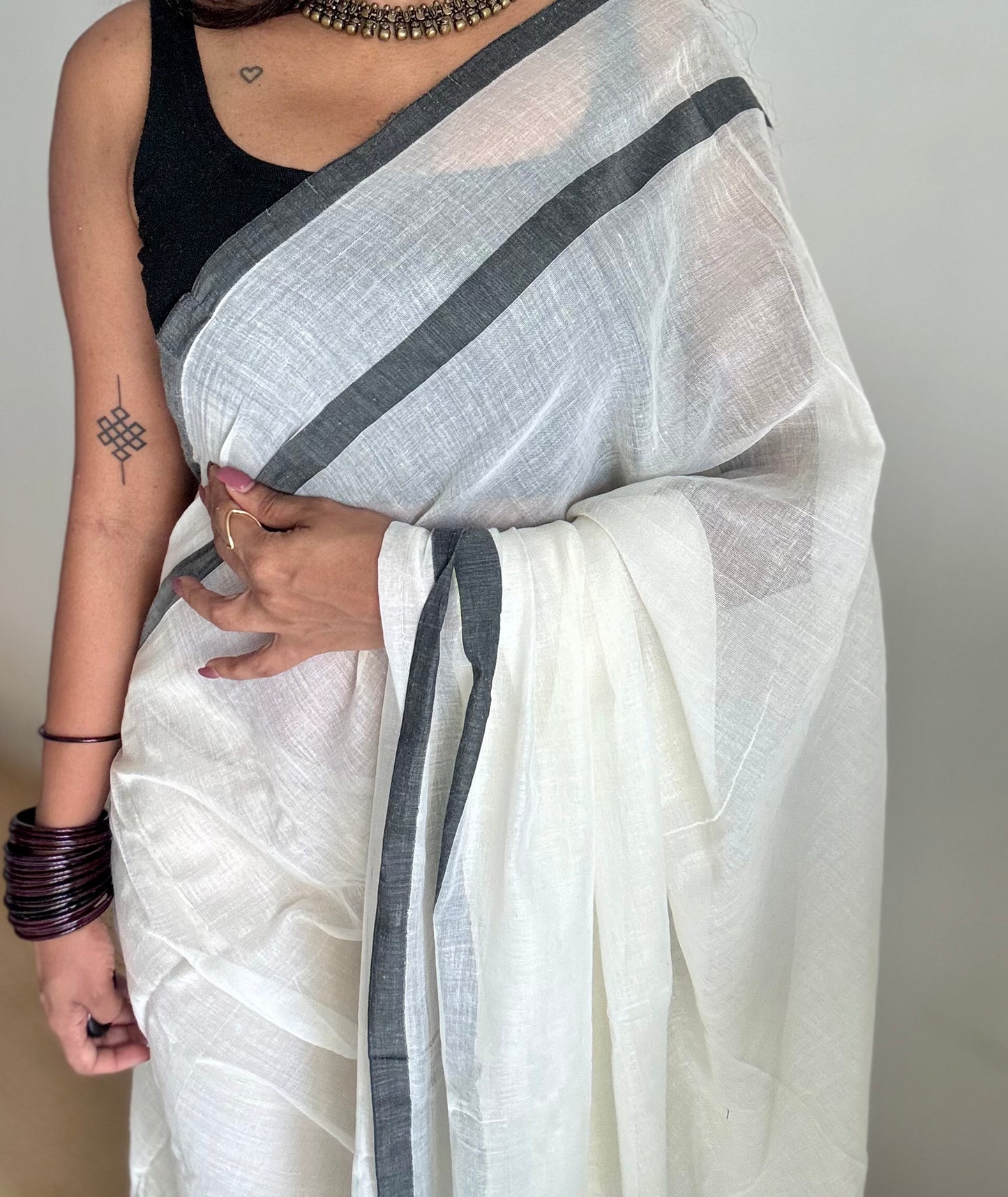 Ivory mul saree, black gap border - YCIEON157