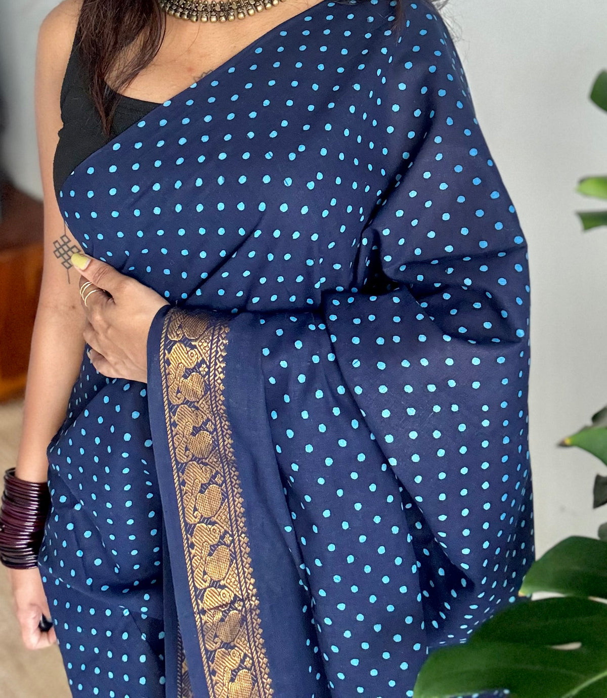 Dark blue sungudi dotted, single-side border, kattuchayam dyed madurai cotton saree - YCCOTNMSSE08