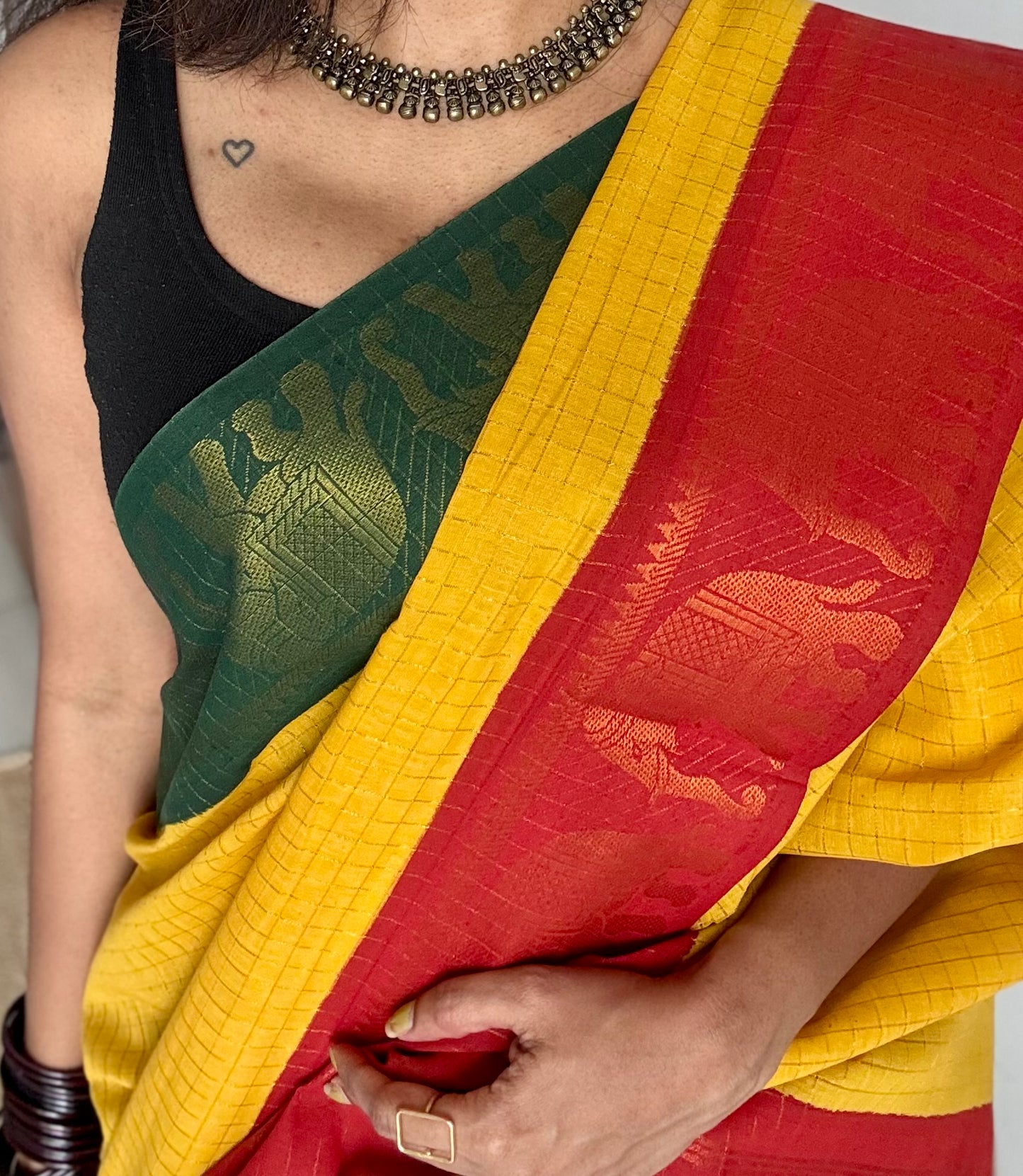 Sungudi cotton checks, yellow base, red and dark green border with elephant motifs, soft cotton - YCCOTNGJJA171