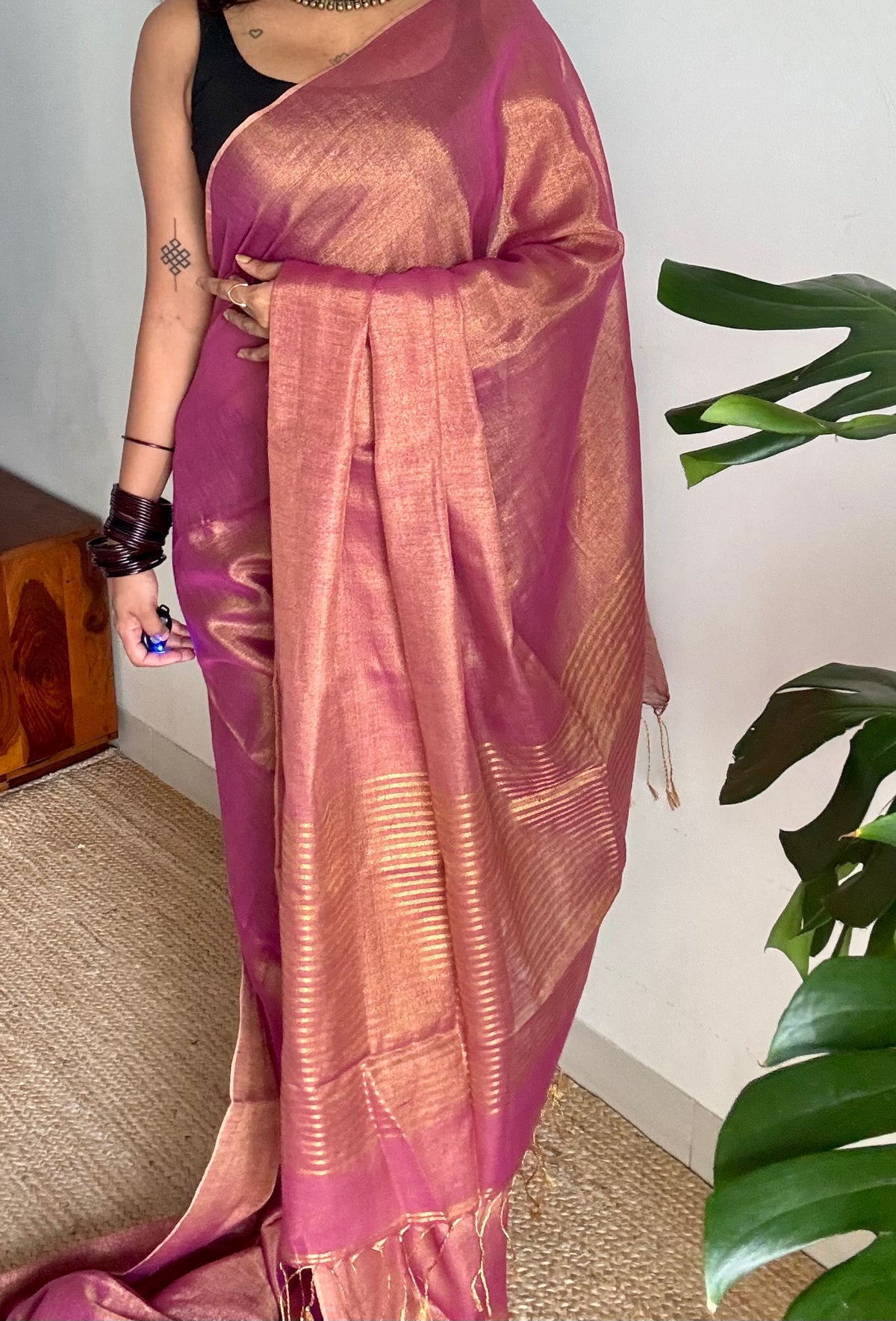 Light purple pink with gold, dual tone metallic tissue linen saree - YCBCLTOC55