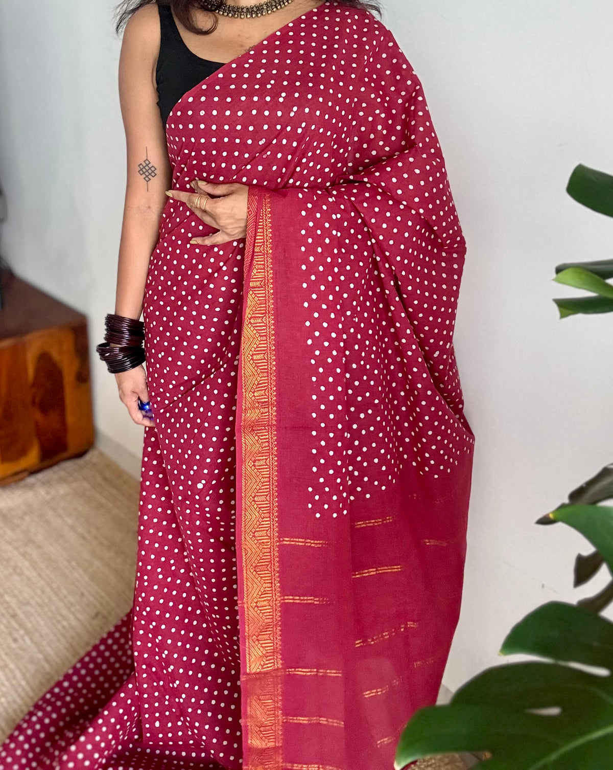 Red sungudi dotted, single-side border, kattuchayam dyed madurai cotton saree - YCCOTNMSSE05