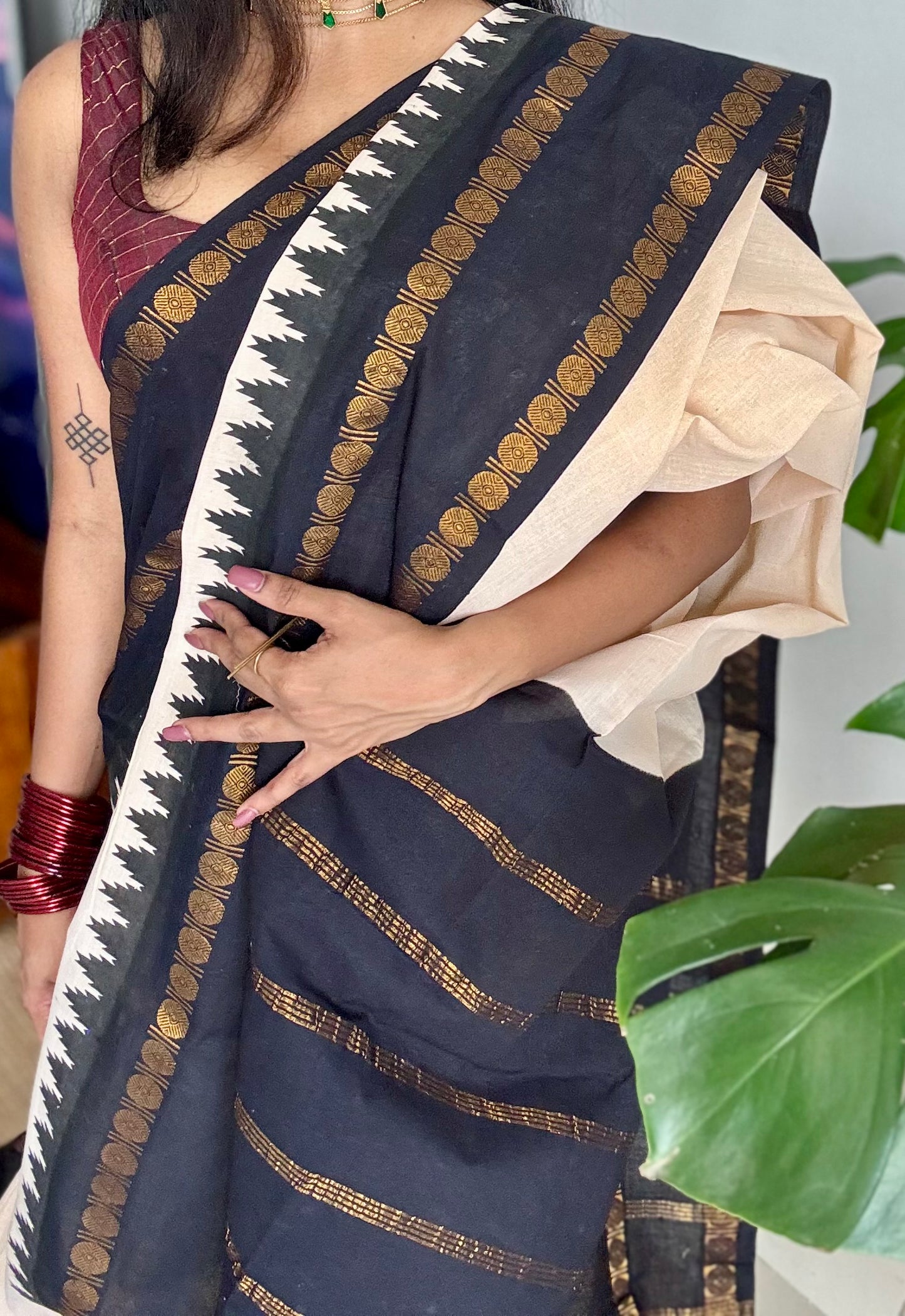 Ivory with black contrast sungudi, kattuchayam dyed madurai cotton - YCIEON98