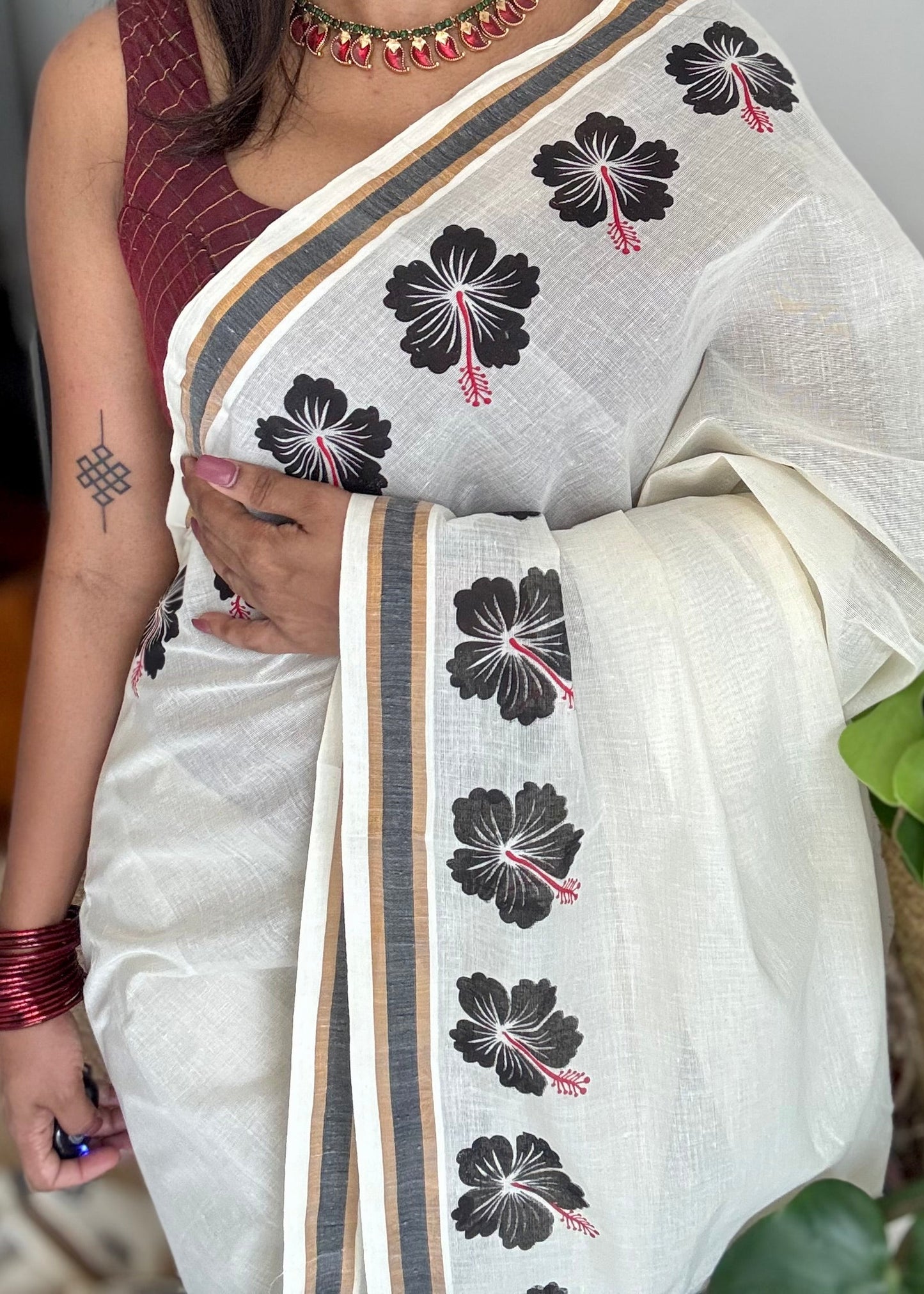 Ivory and gold soft cotton saree, black hibiscus (chembarathi) flowers - YCIEON61