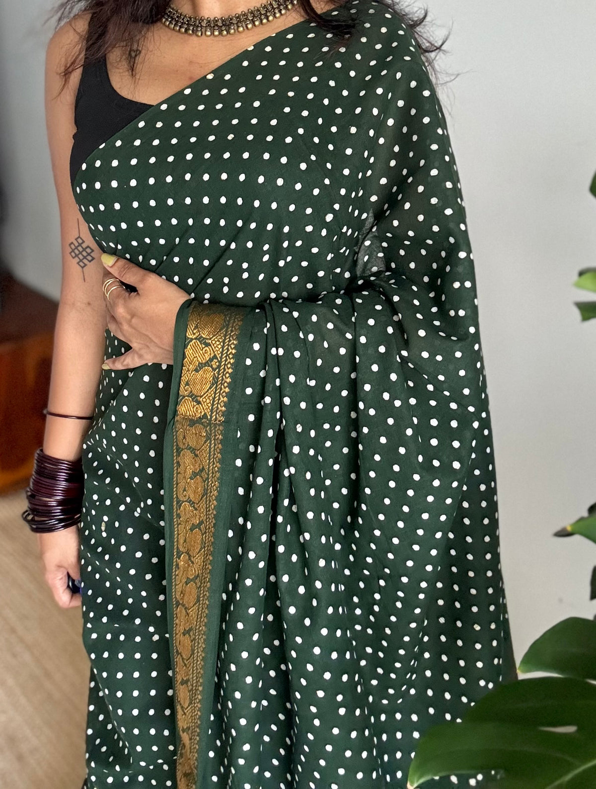 Dark green sungudi dotted, single-side border, kattuchayam dyed madurai cotton saree - YCCOTNMSSE04