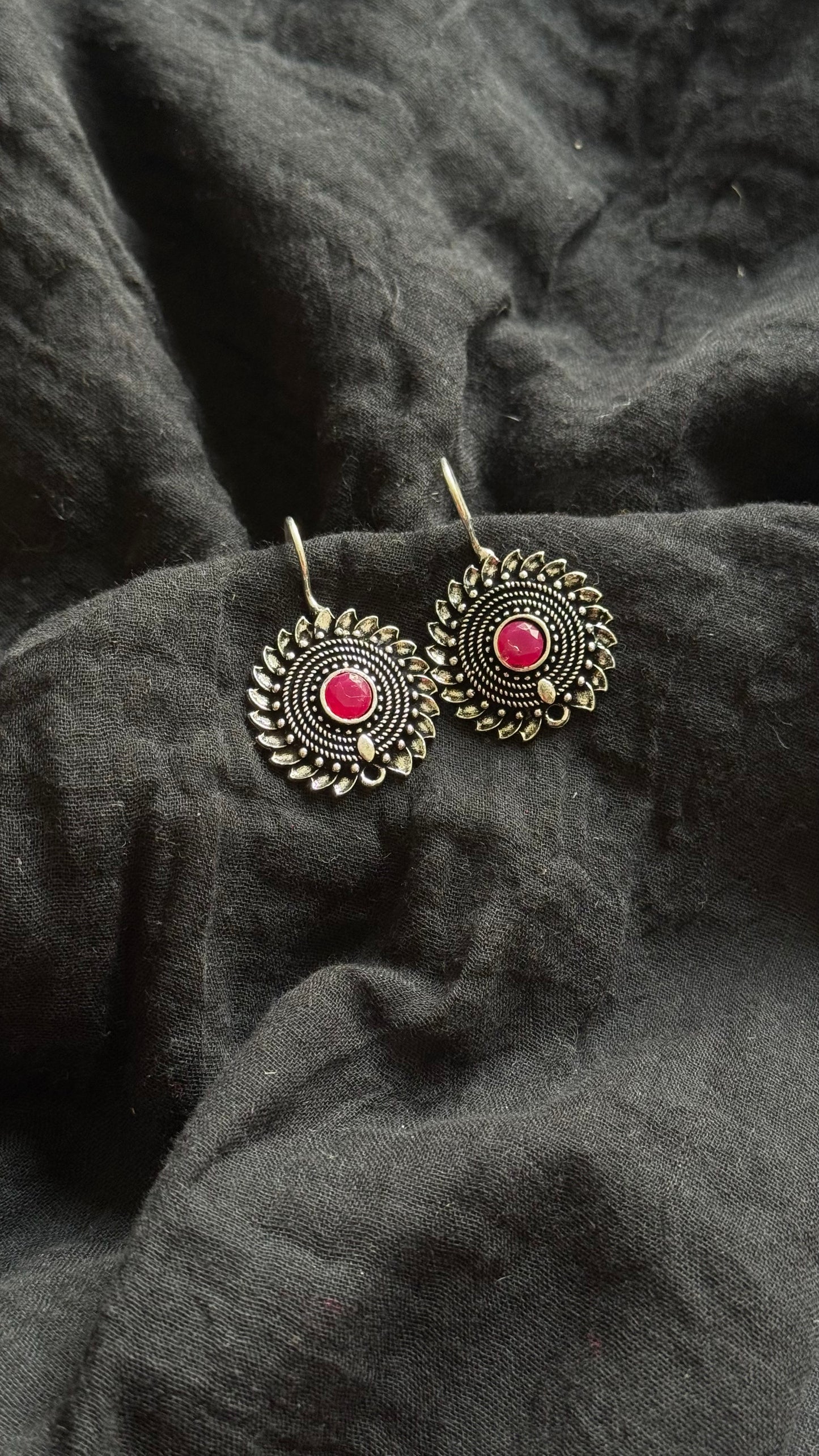 Bugadi clip-on (non pierced), red stone, oxidised silver - YCOSBU715