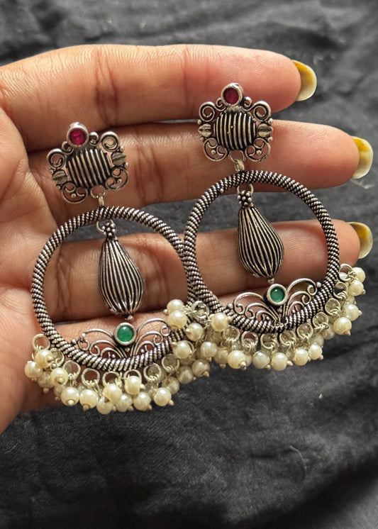 Round earring with beads, red and green stone black polished oxidised silver - YCOSER485