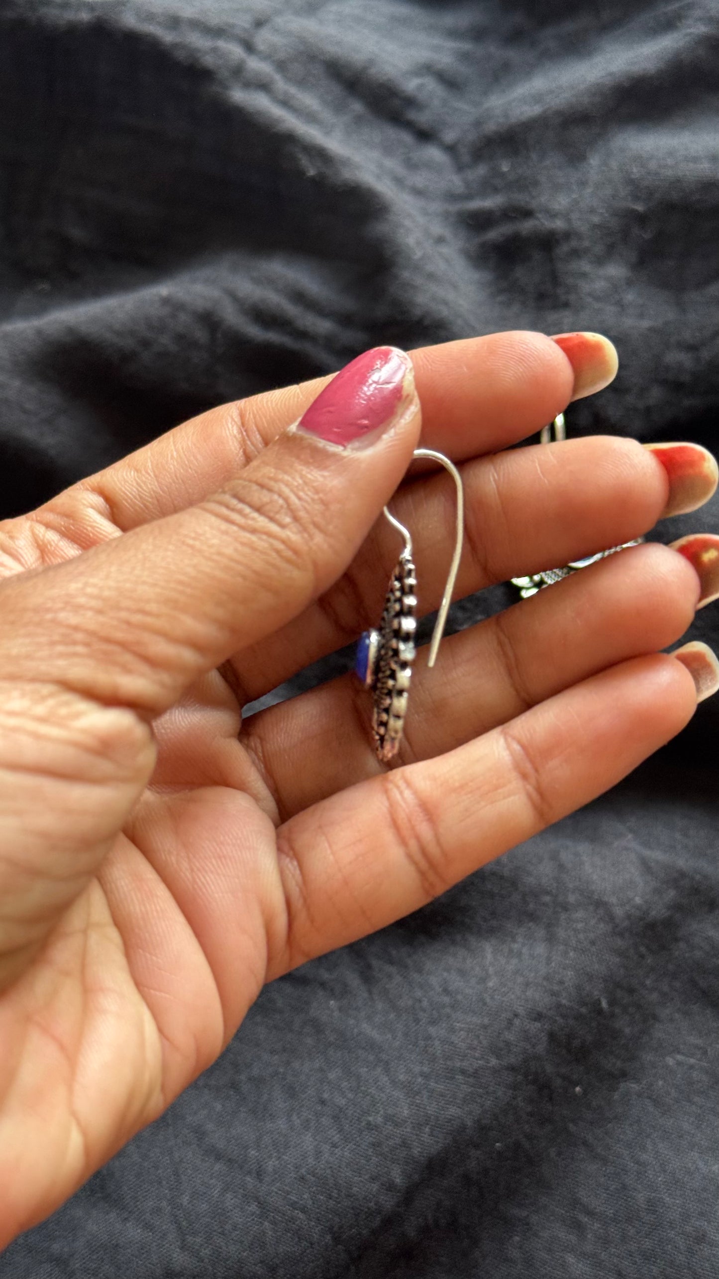 Bugadi clip-on (non pierced), blue stone, oxidised silver - YCOSBU717