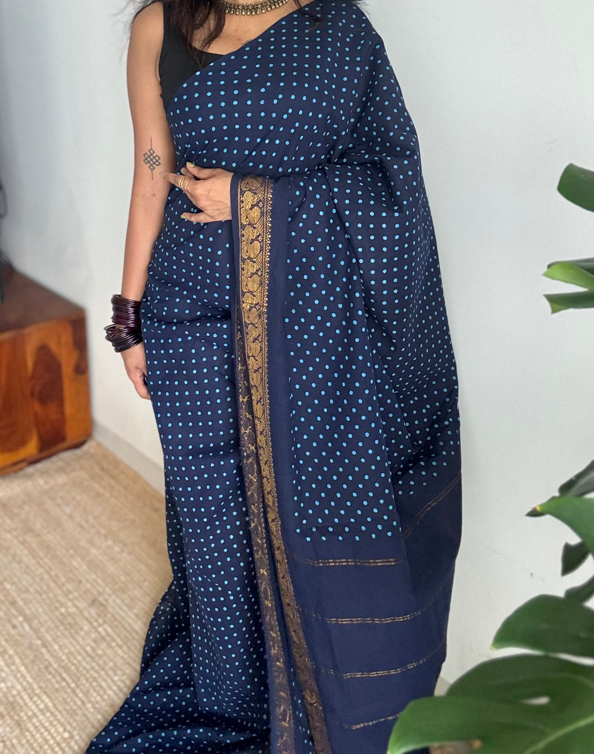 Dark blue sungudi dotted, single-side border, kattuchayam dyed madurai cotton saree - YCCOTNMSSE08