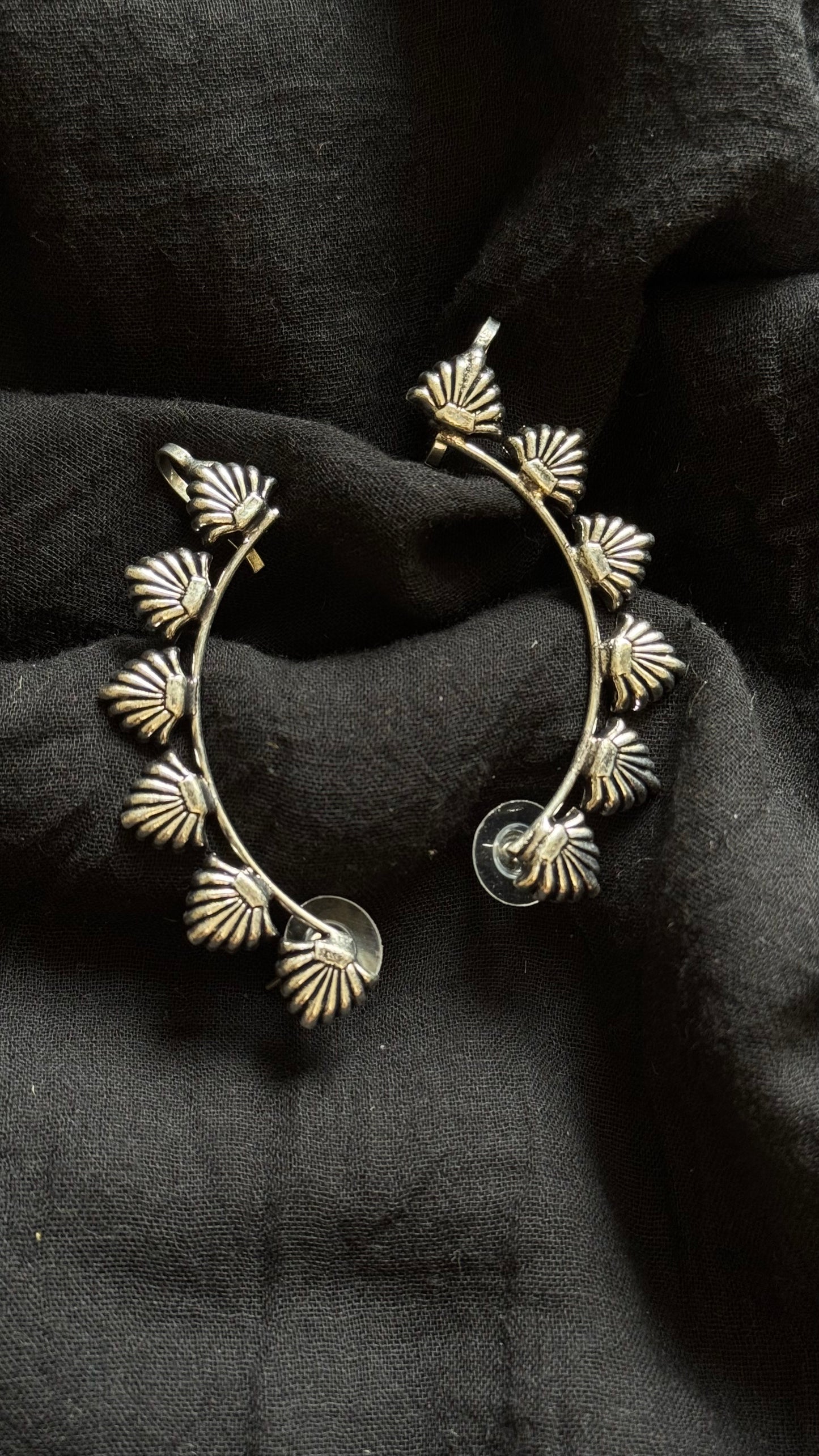 Oxidised silver, triangle patterned earcuff - YCOSEC507