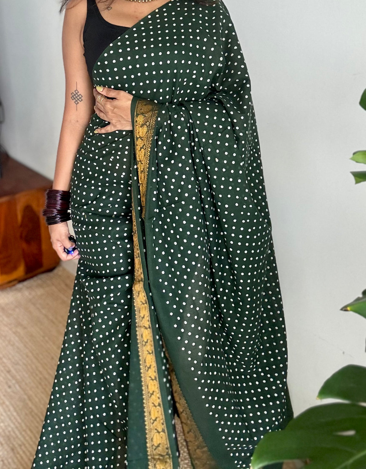 Dark green sungudi dotted, single-side border, kattuchayam dyed madurai cotton saree - YCCOTNMSSE04