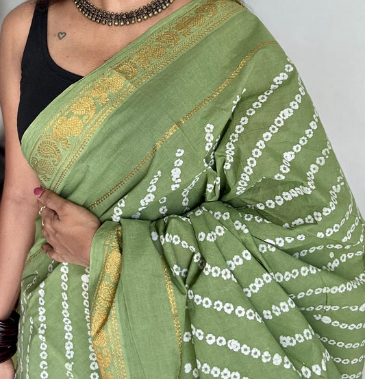 Pastel pista green, wax dot printed sungudi, kattuchayam dyed madurai cotton - YCCOTNMSAP159