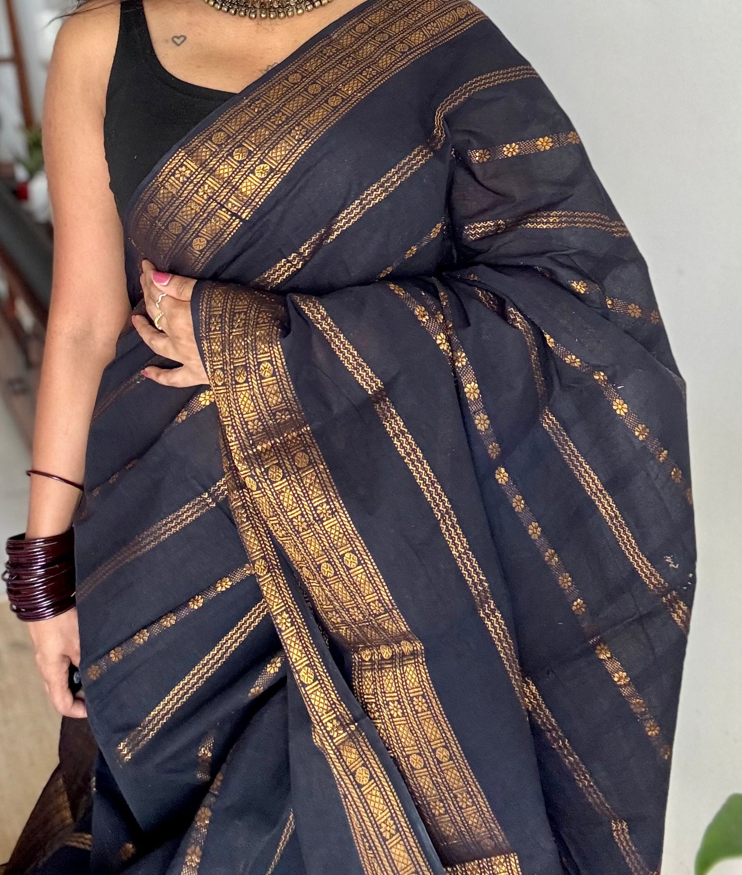 Black floral patterned velthaari, kattuchayam dyed madurai cotton saree  - YCCOTNMSAP215