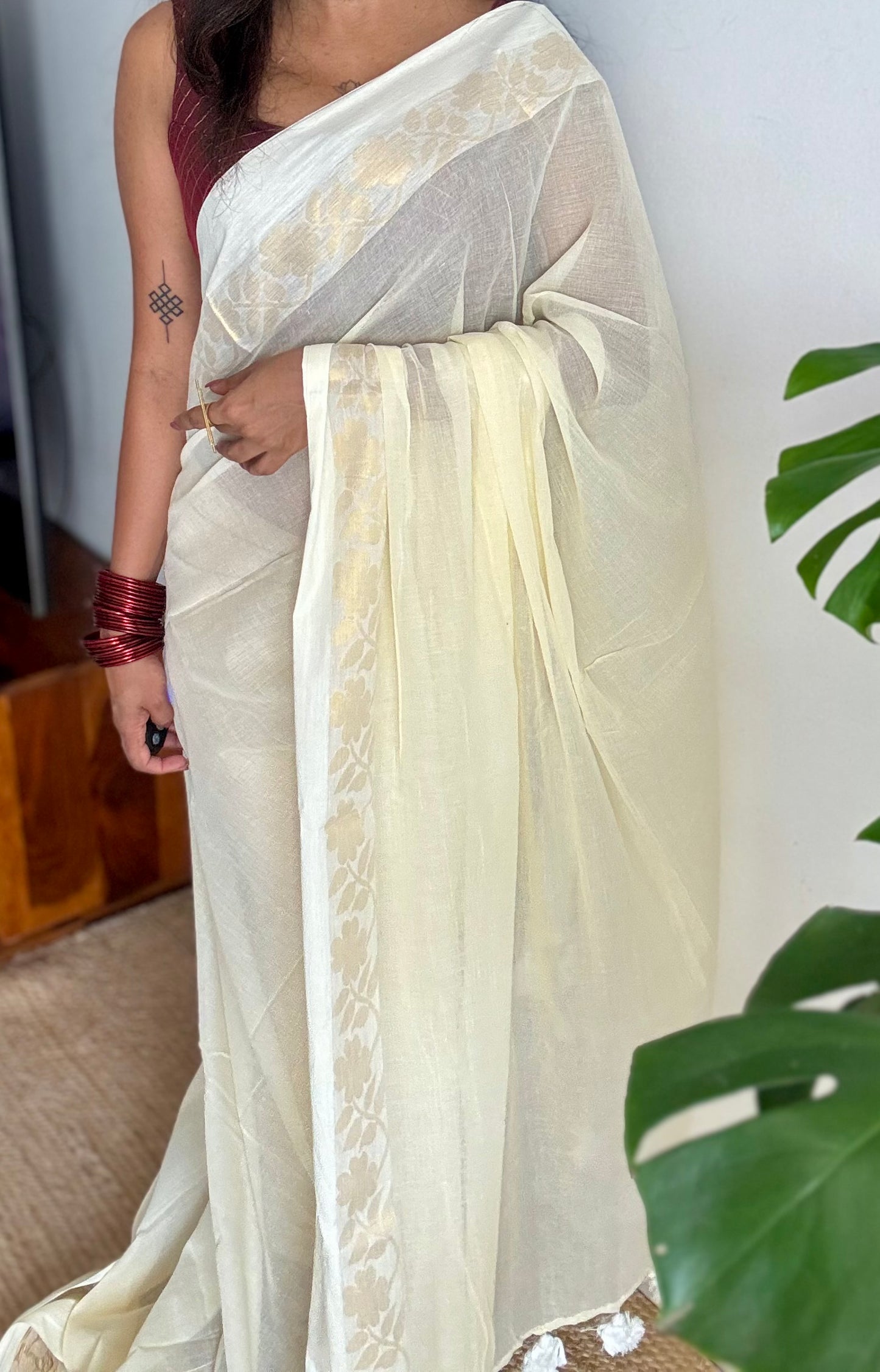Ivory mul saree, zari flowers on border - YCIEON22