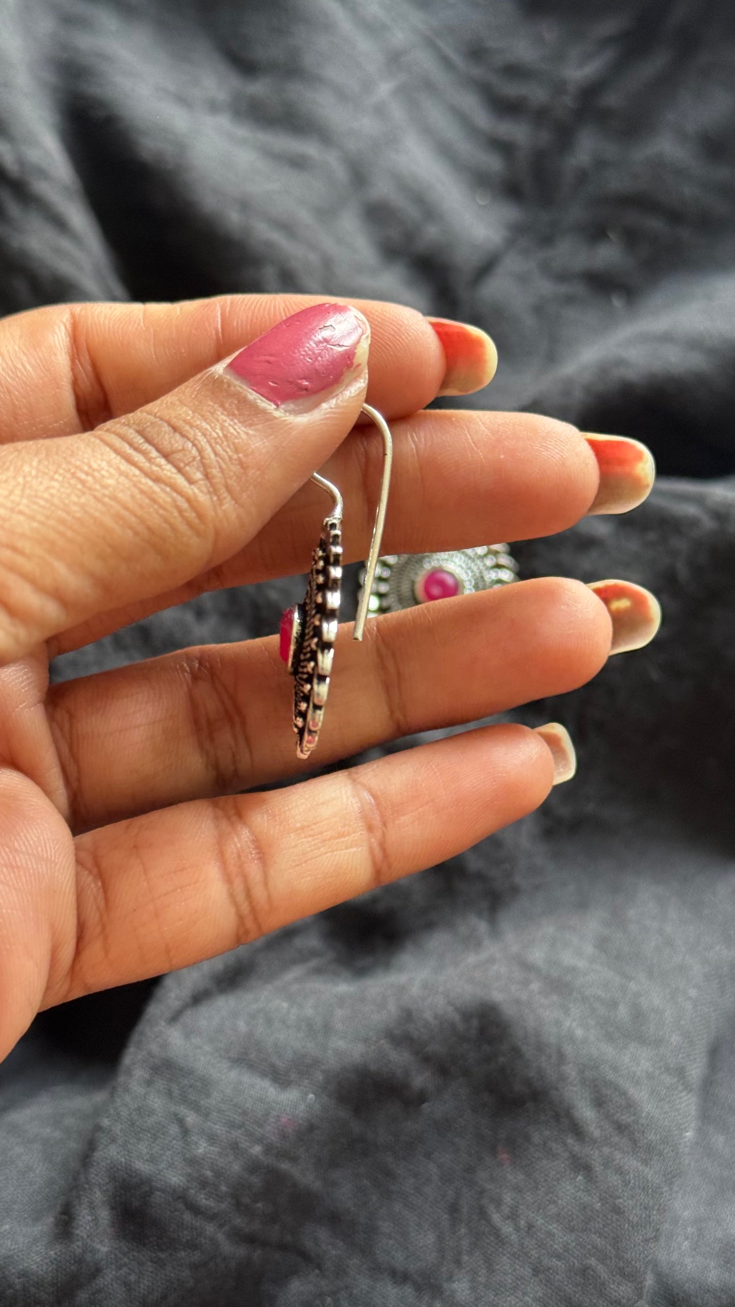 Bugadi clip-on (non pierced), red stone, oxidised silver - YCOSBU715