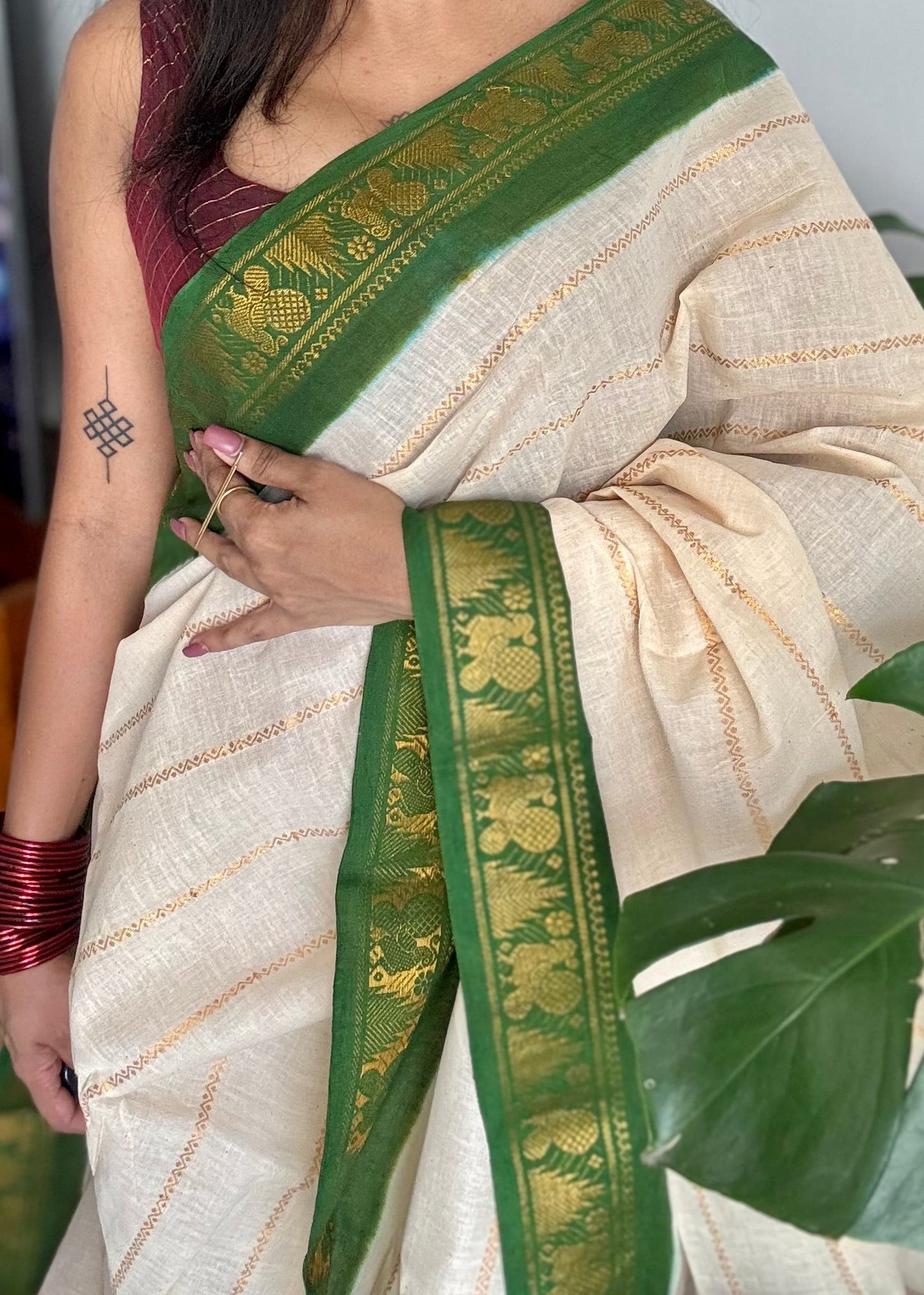 Ivory with green contrast velthaari sungudi, kattuchayam dyed madurai cotton - YCIEON104