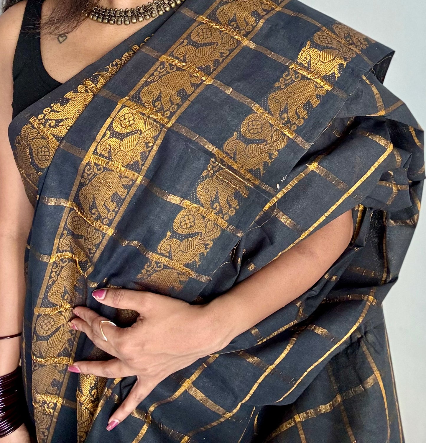 Black pavithra kattam with motif double border, kattuchayam dyed madurai cotton saree - YCCOTNMSAP174