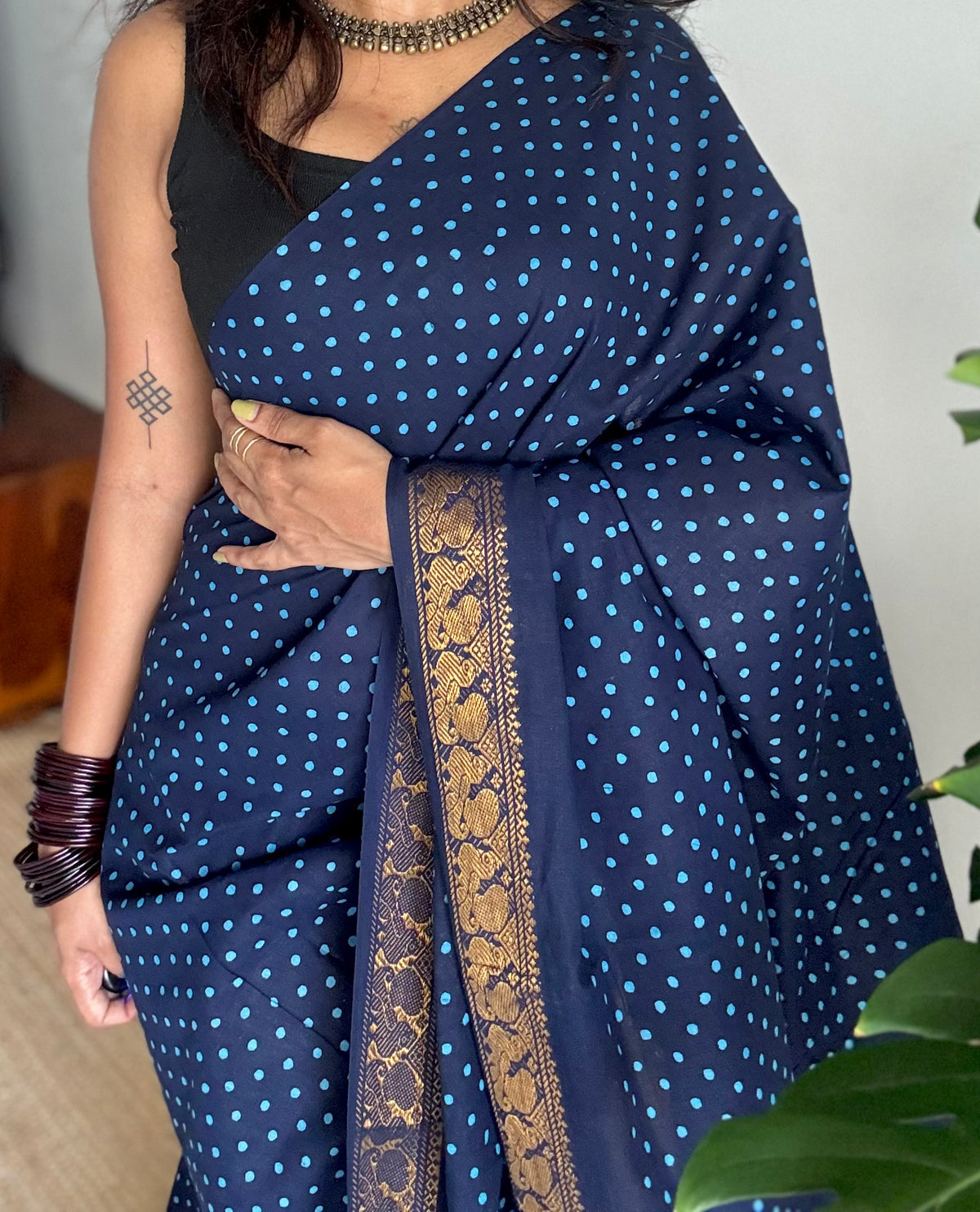 Dark blue sungudi dotted, single-side border, kattuchayam dyed madurai cotton saree - YCCOTNMSSE08