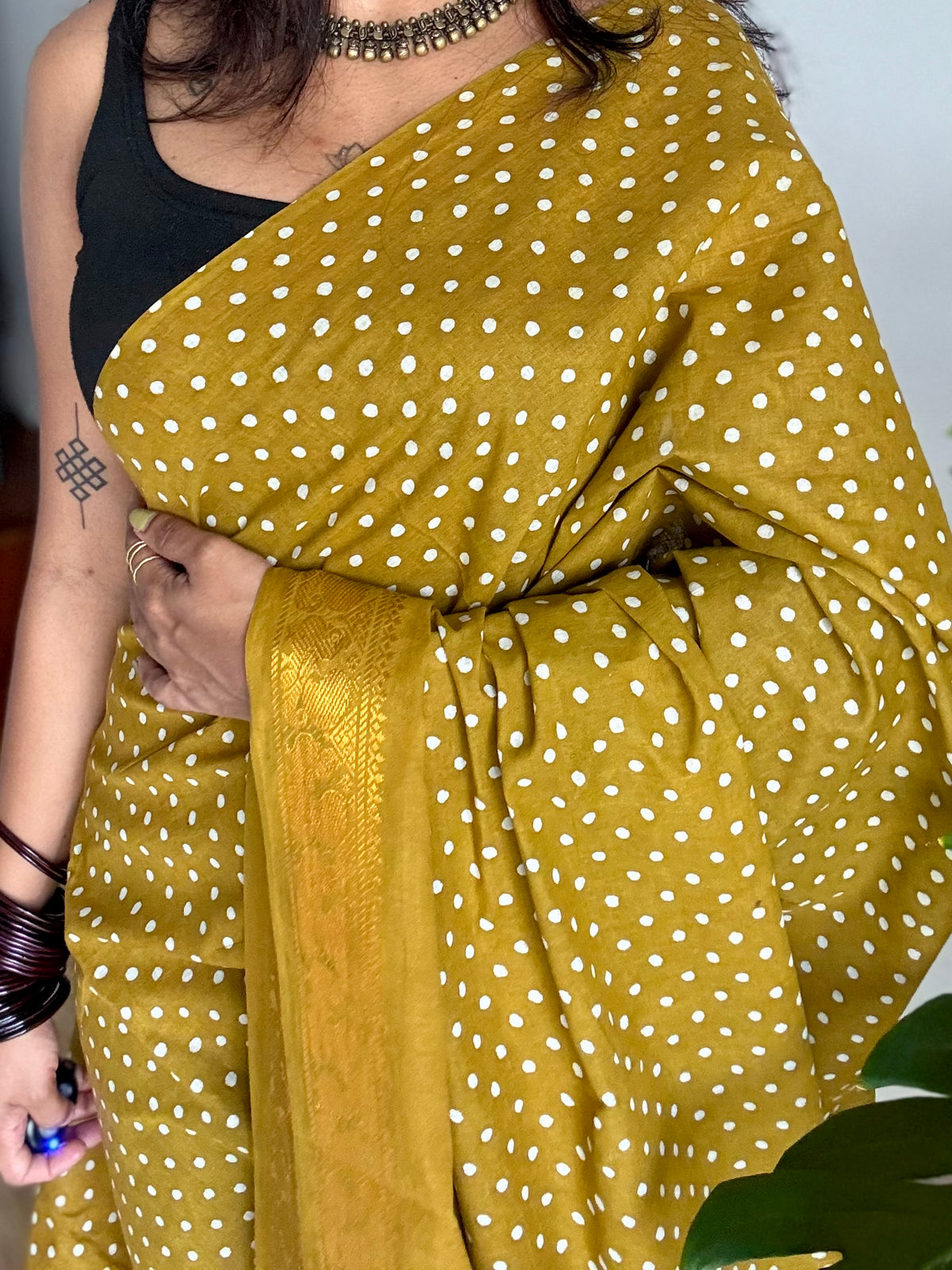 Mehendi green sungudi dotted, single-side border, kattuchayam dyed madurai cotton saree - YCCOTNMSSE07