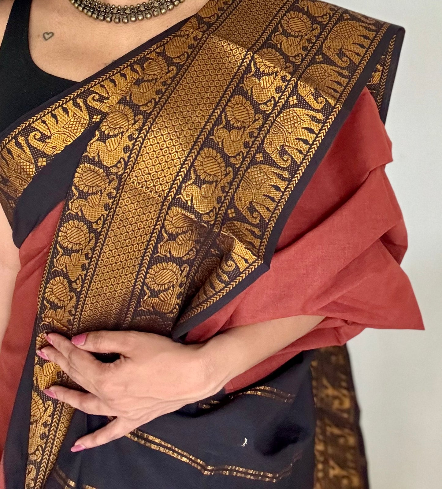 Brown long border sungudi with black contrast, kattuchayam dyed madurai cotton - YCCOTNMSAP129