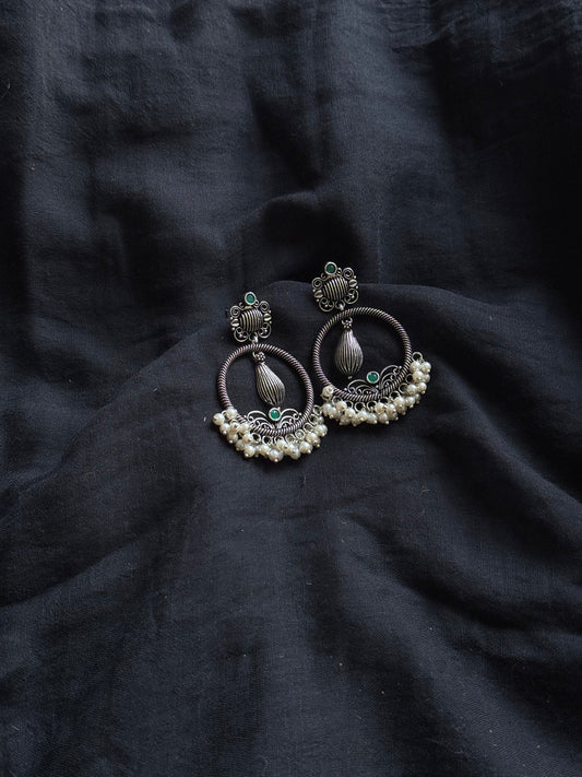 Round earring with beads, green stone, black polished oxidised silver - YCOSER487