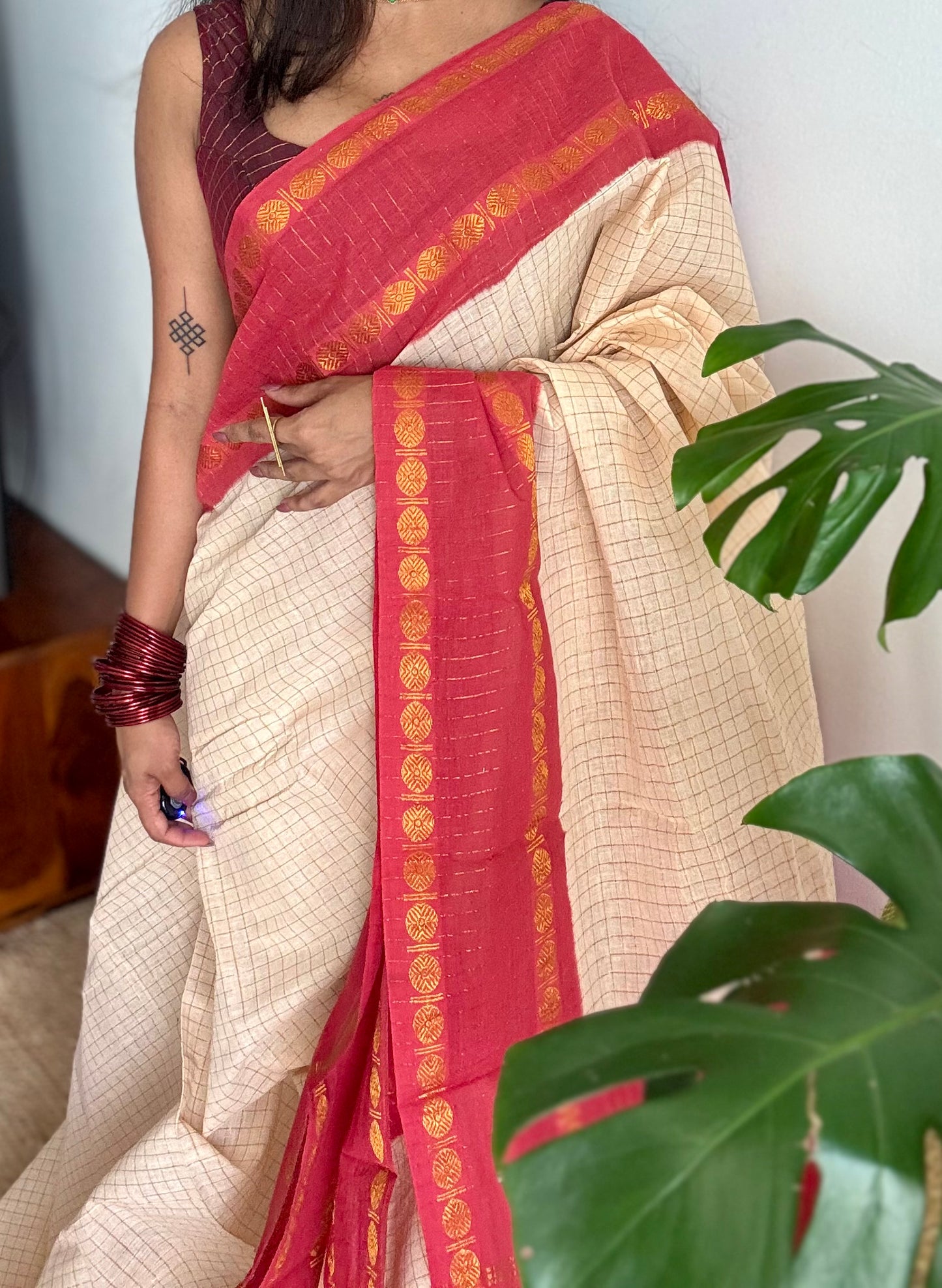 Ivory with light red contrast zari checkered sungudi, kattuchayam dyed madurai cotton - YCIEON89