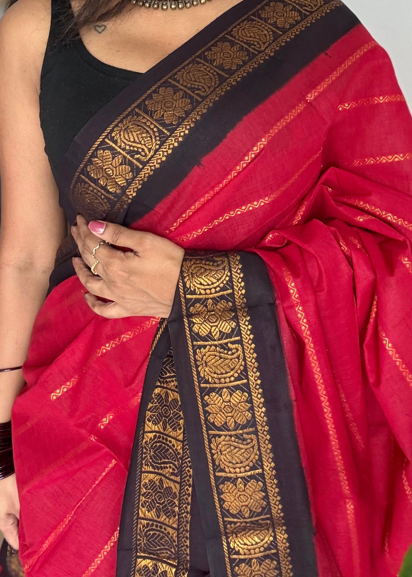 Red with black velthaari sungudi, kattuchayam dyed madurai cotton - YCCOTNMSAP140