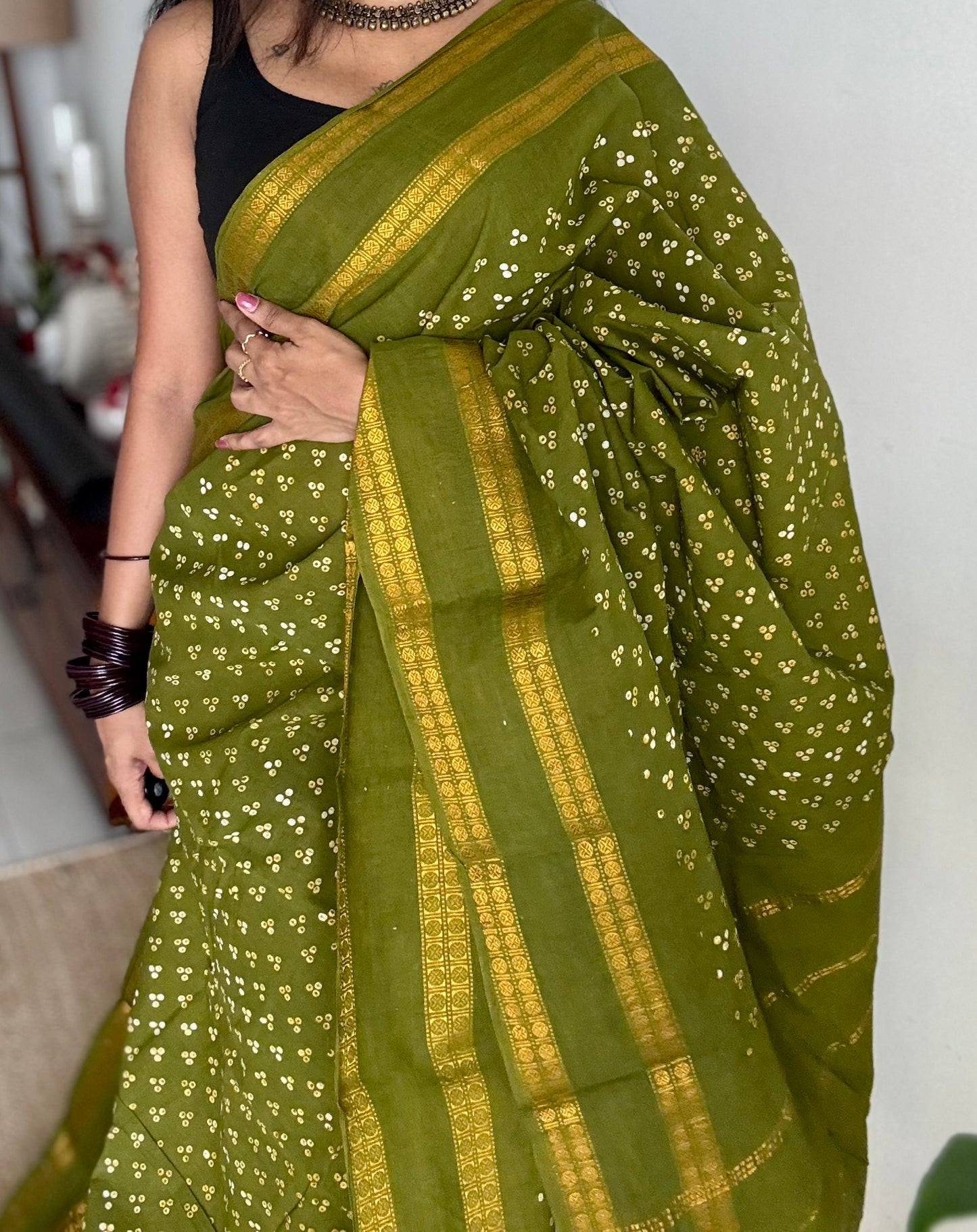 Green, wax dot printed sungudi, kattuchayam dyed madurai cotton - YCCOTNMSAP149