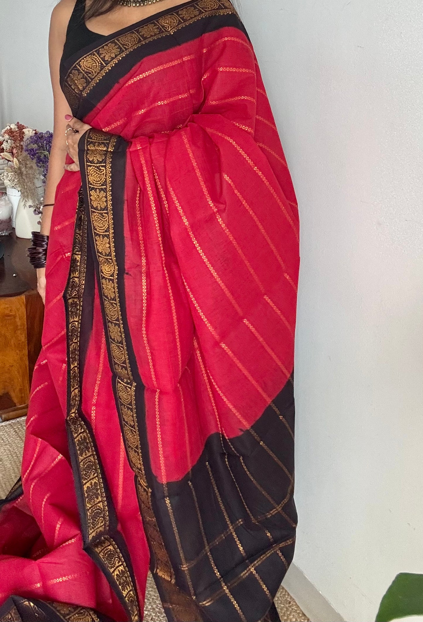 Red with black velthaari sungudi, kattuchayam dyed madurai cotton - YCCOTNMSAP140